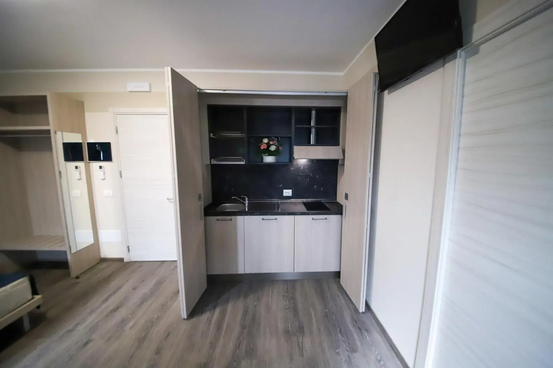 Kitchen/Kitchenette in HOME HOTEL