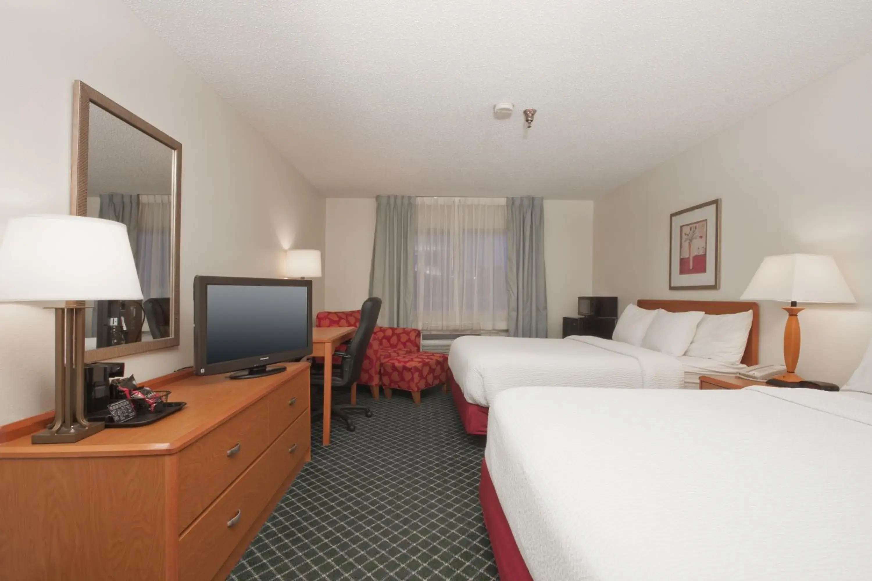 Bed, TV/Entertainment Center in AmericInn by Wyndham Davenport