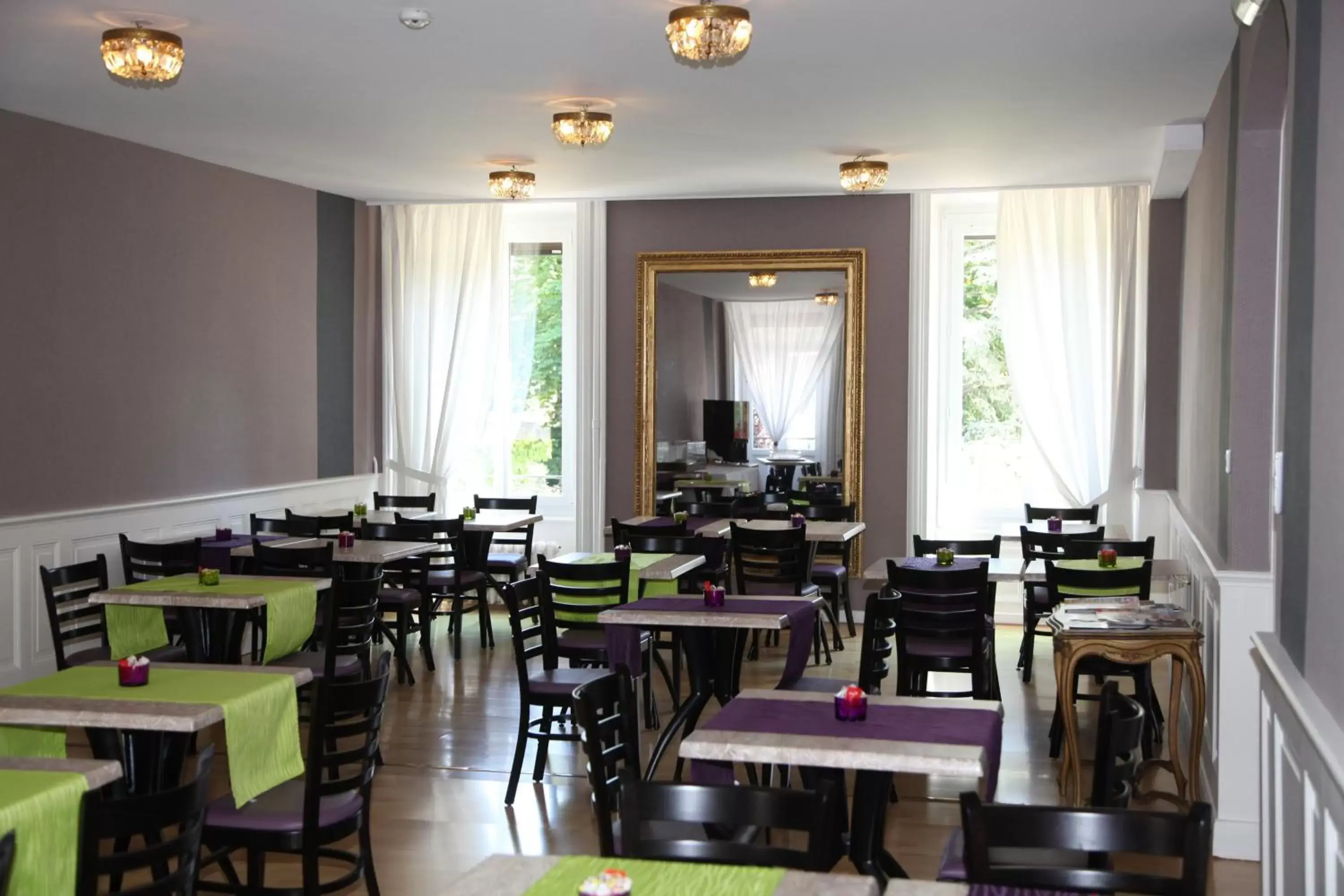 Garden view, Restaurant/Places to Eat in The Originals Boutique, Hôtel Terminus, Bourg-en-Bresse Gare (Qualys-Hotel)