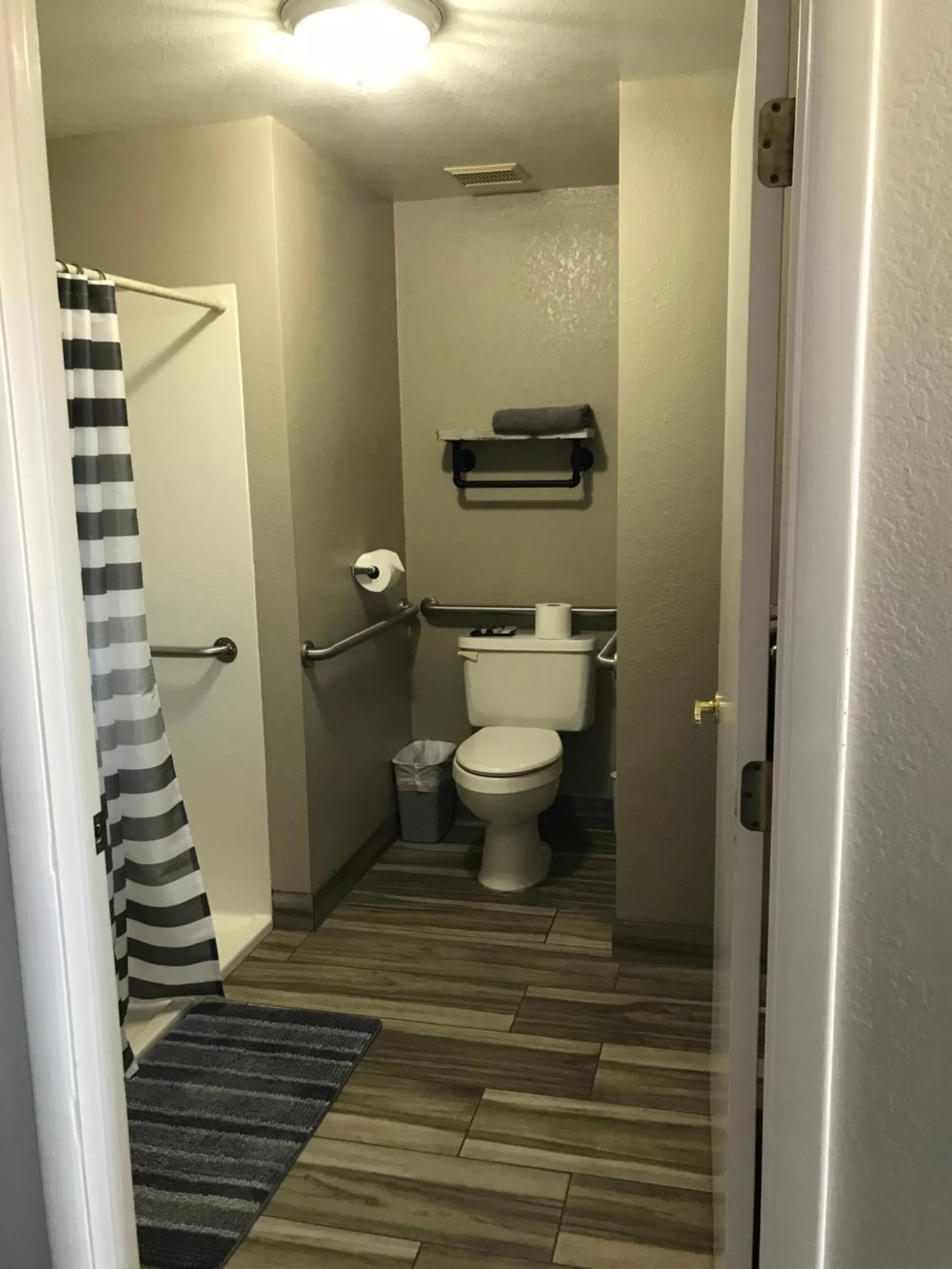 Bathroom in Red Rock Motel and Dam Motel