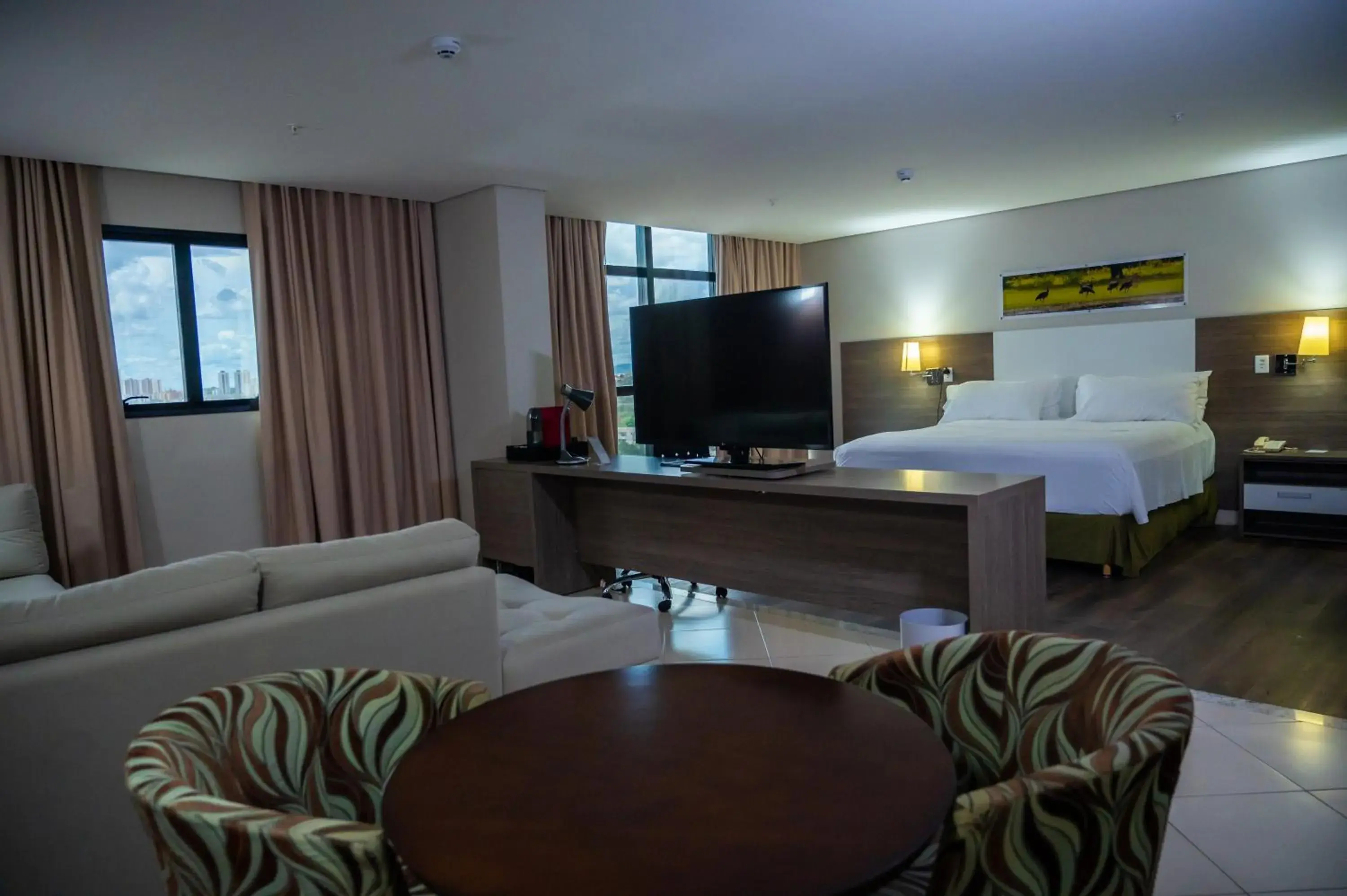 Bed, TV/Entertainment Center in Holiday Inn Cuiaba, an IHG Hotel