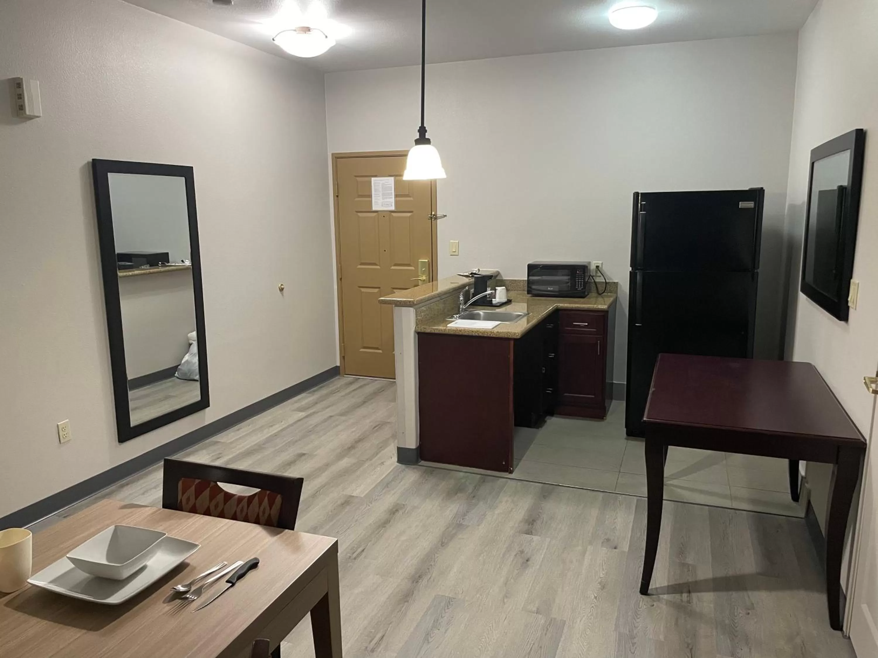 Kitchen or kitchenette in Country Inn & Suites by Radisson, College Station, TX