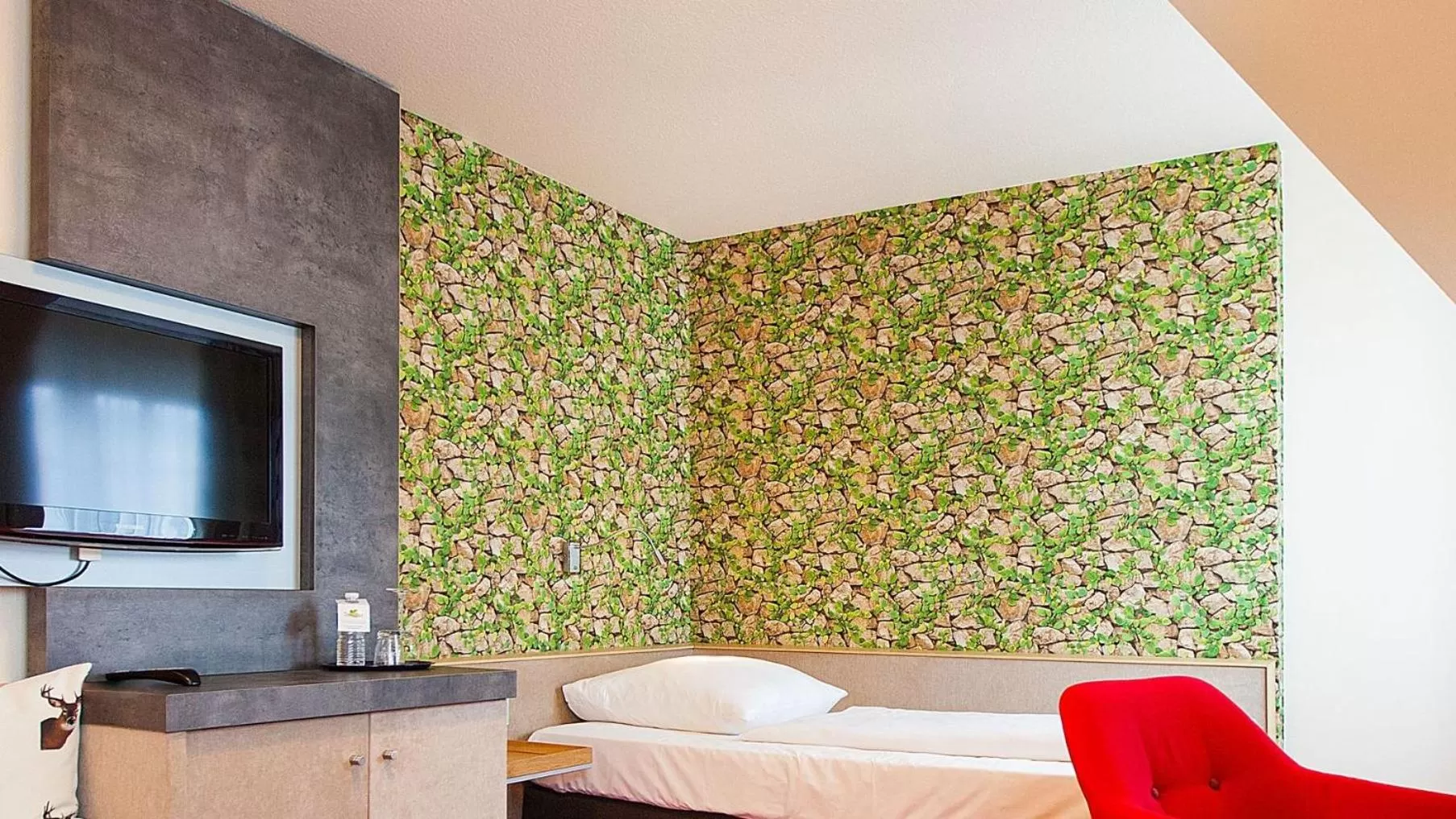 Photo of the whole room, Bed in Hirsch Hotel