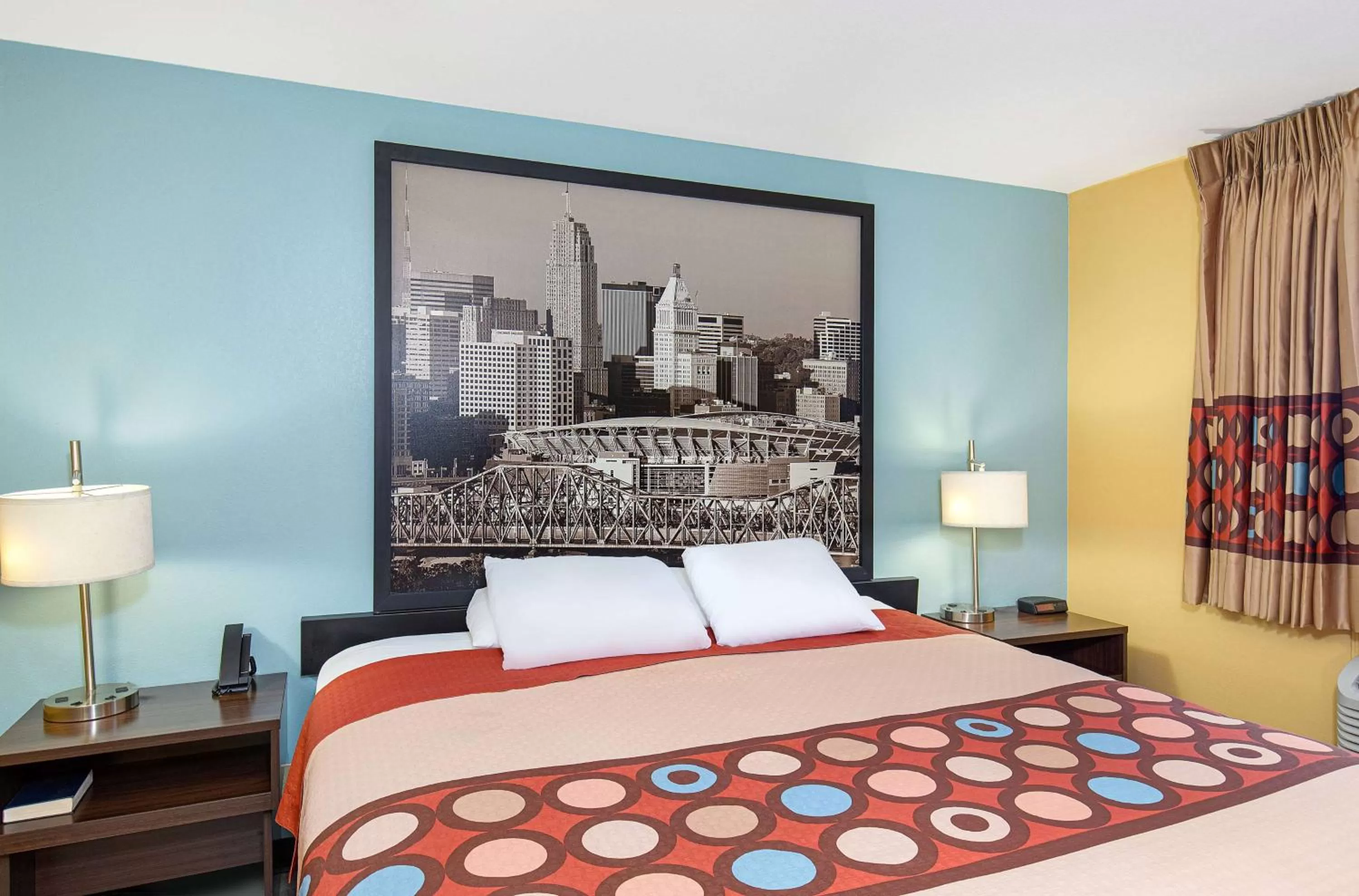 Photo of the whole room, Bed in Super 8 by Wyndham Eddyville/Kuttawa