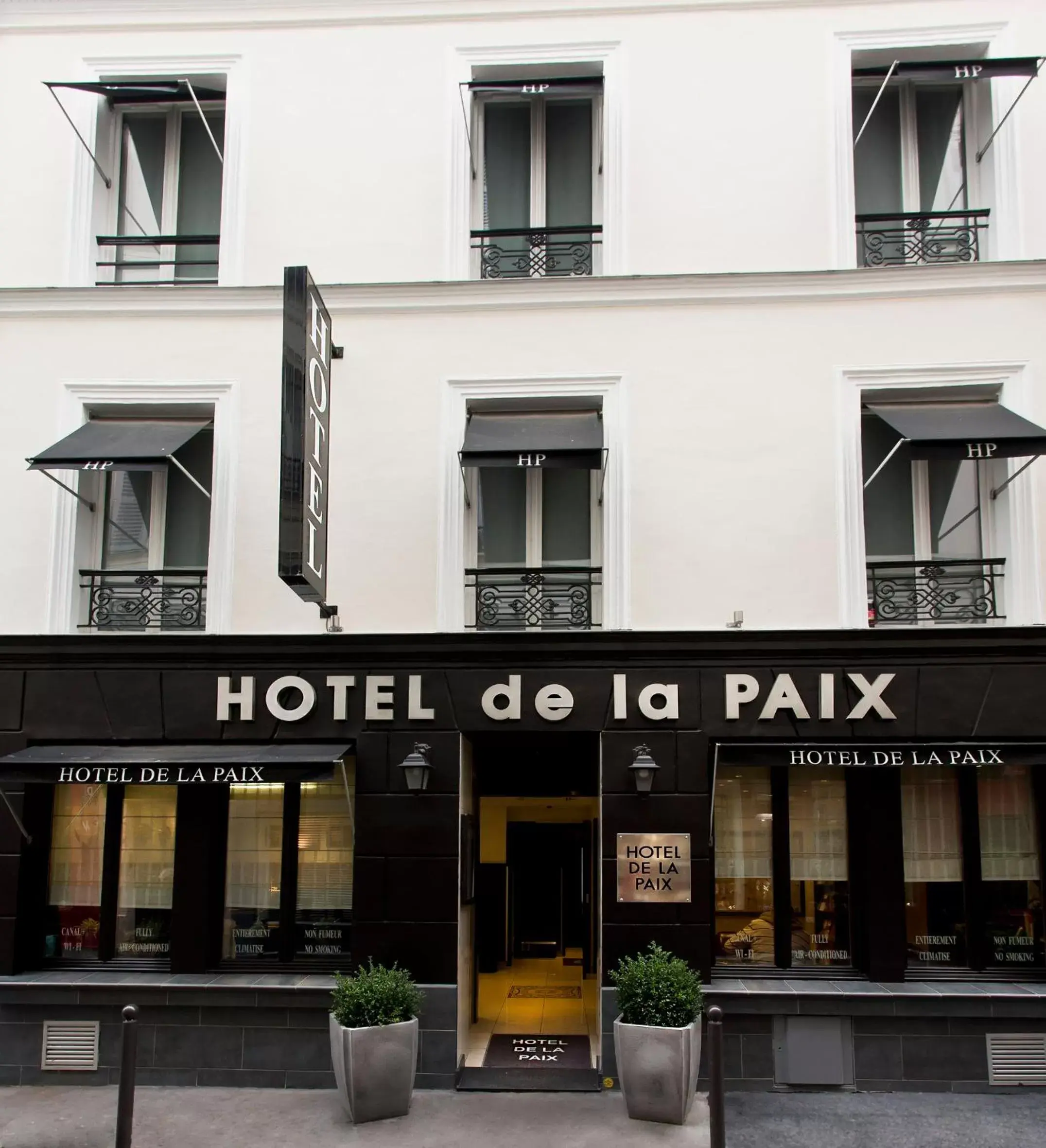 Facade/entrance, Property Building in Hotel de la Paix Tour Eiffel
