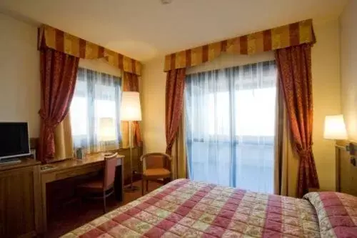 Photo of the whole room, Bed in Hotel Master