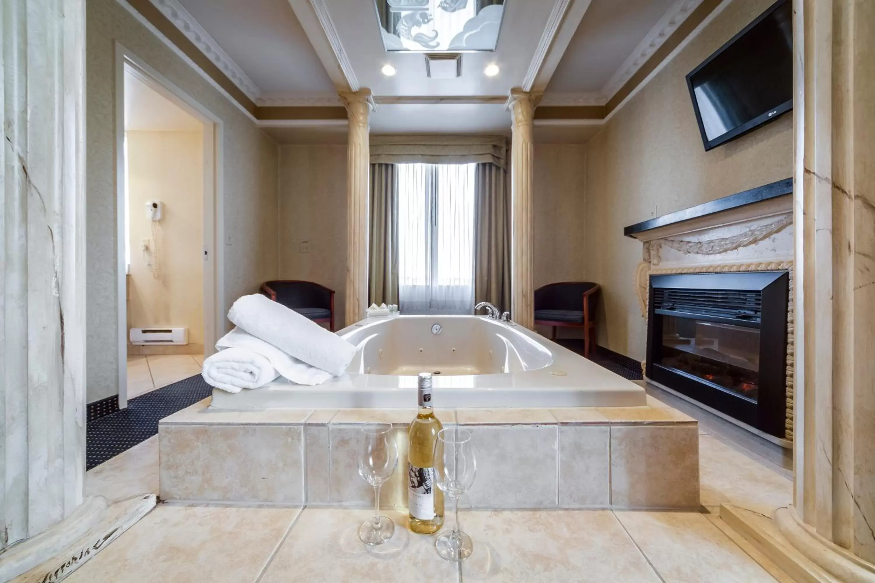 Bath in Monte Carlo Inn Toronto West Suites