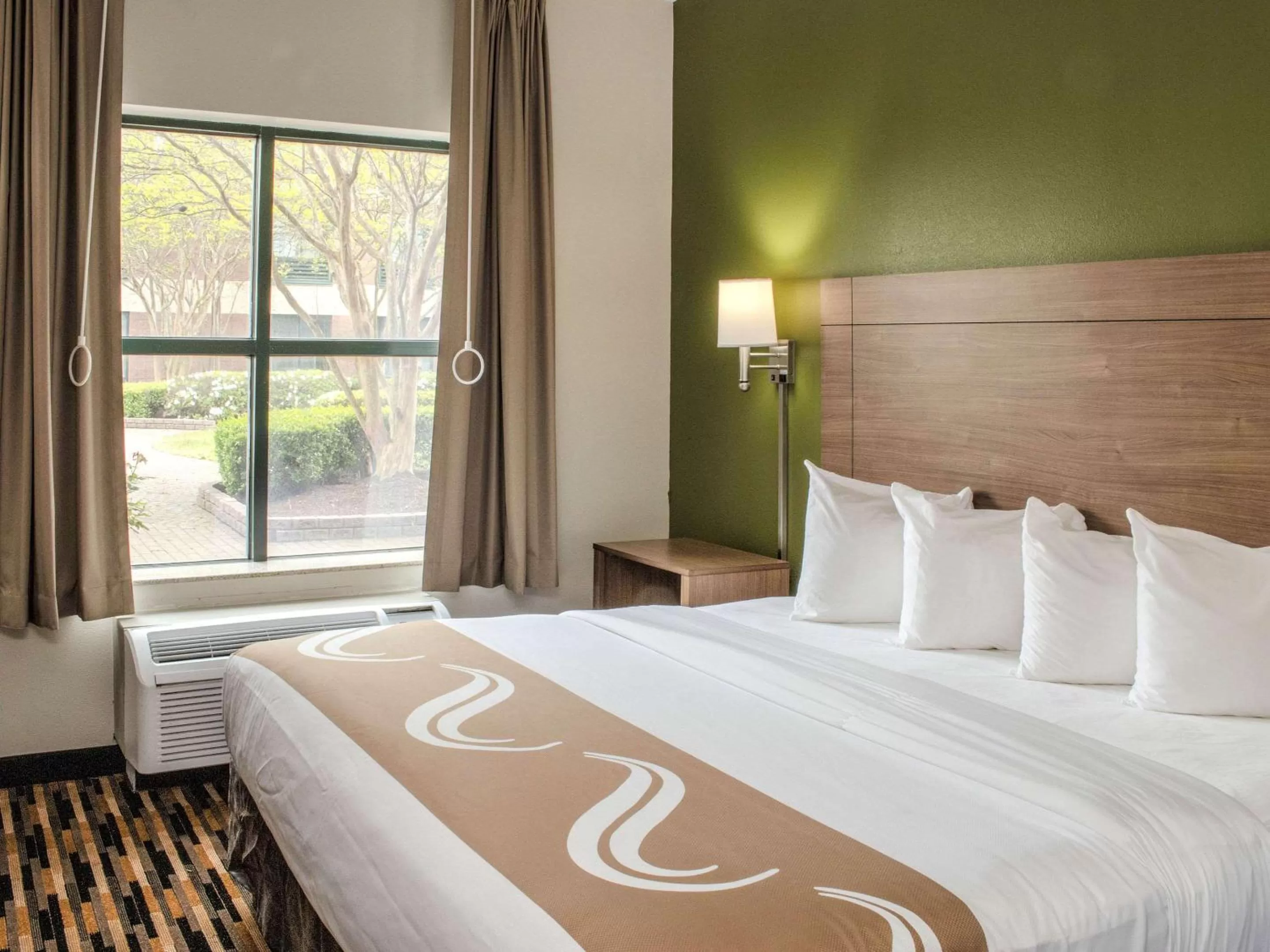 Bed in Quality Suites Lake Wright - Norfolk Airport