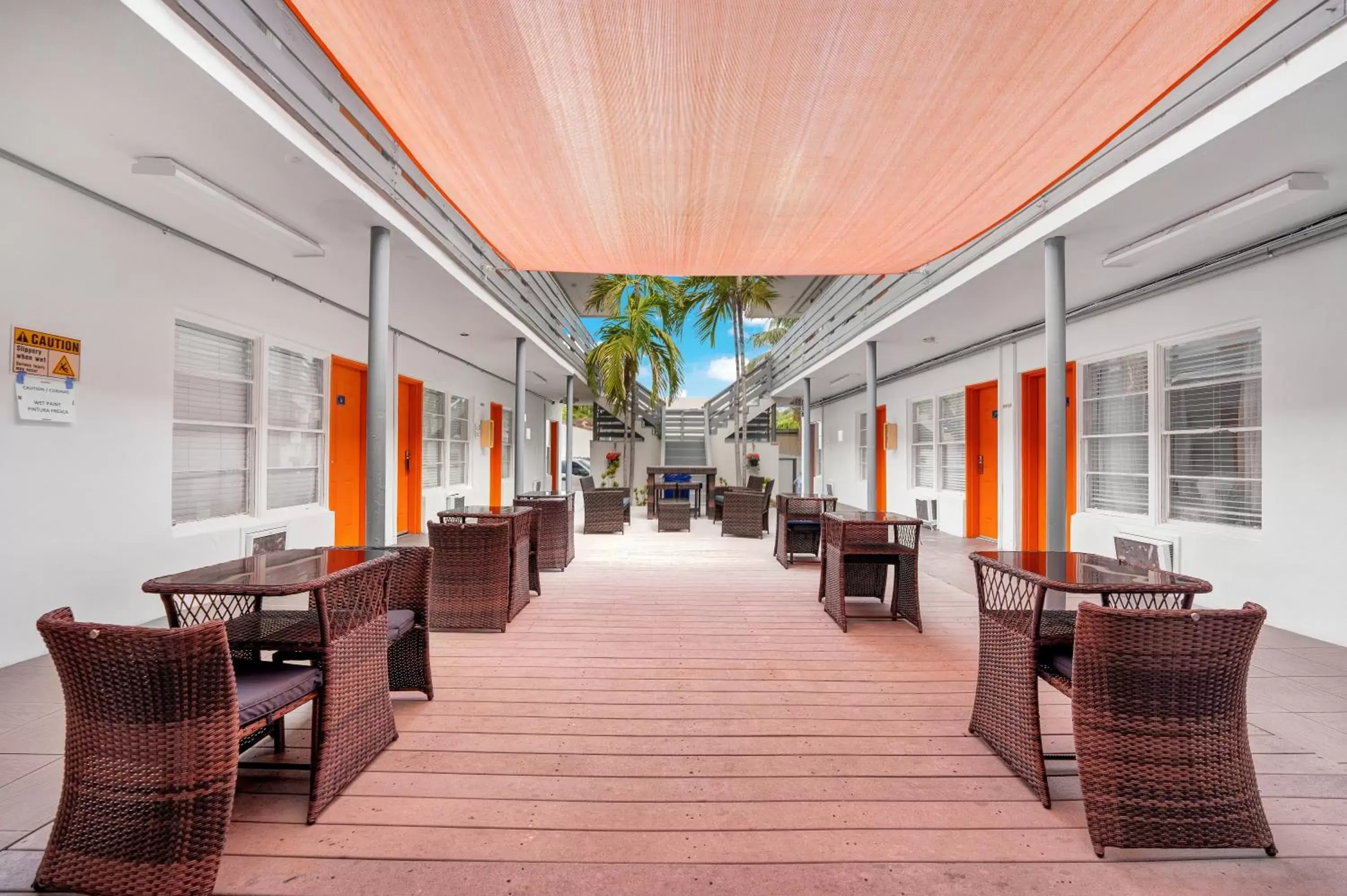 Patio, Restaurant/Places to Eat in Travelodge by Wyndham Miami Biscayne Bay