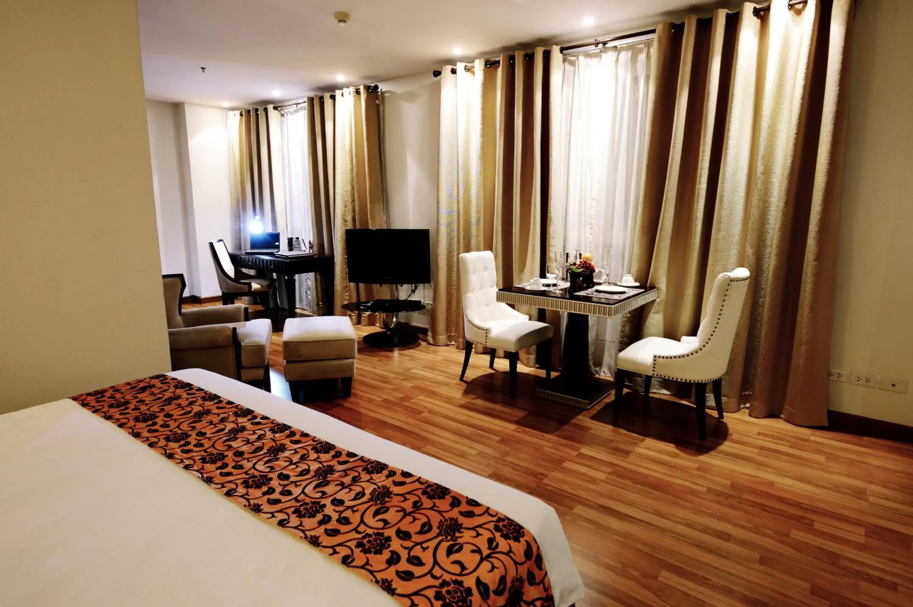 Bedroom, TV/Entertainment Center in The Bless Hotel and Residence