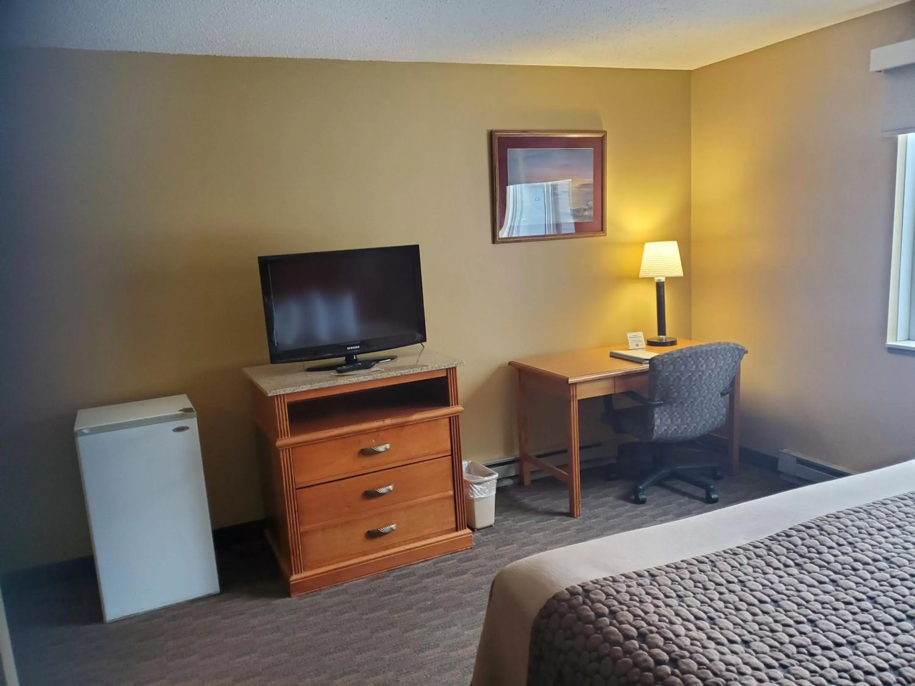 TV and multimedia, TV/Entertainment Center in Governors Inn a Travelodge by Wyndham