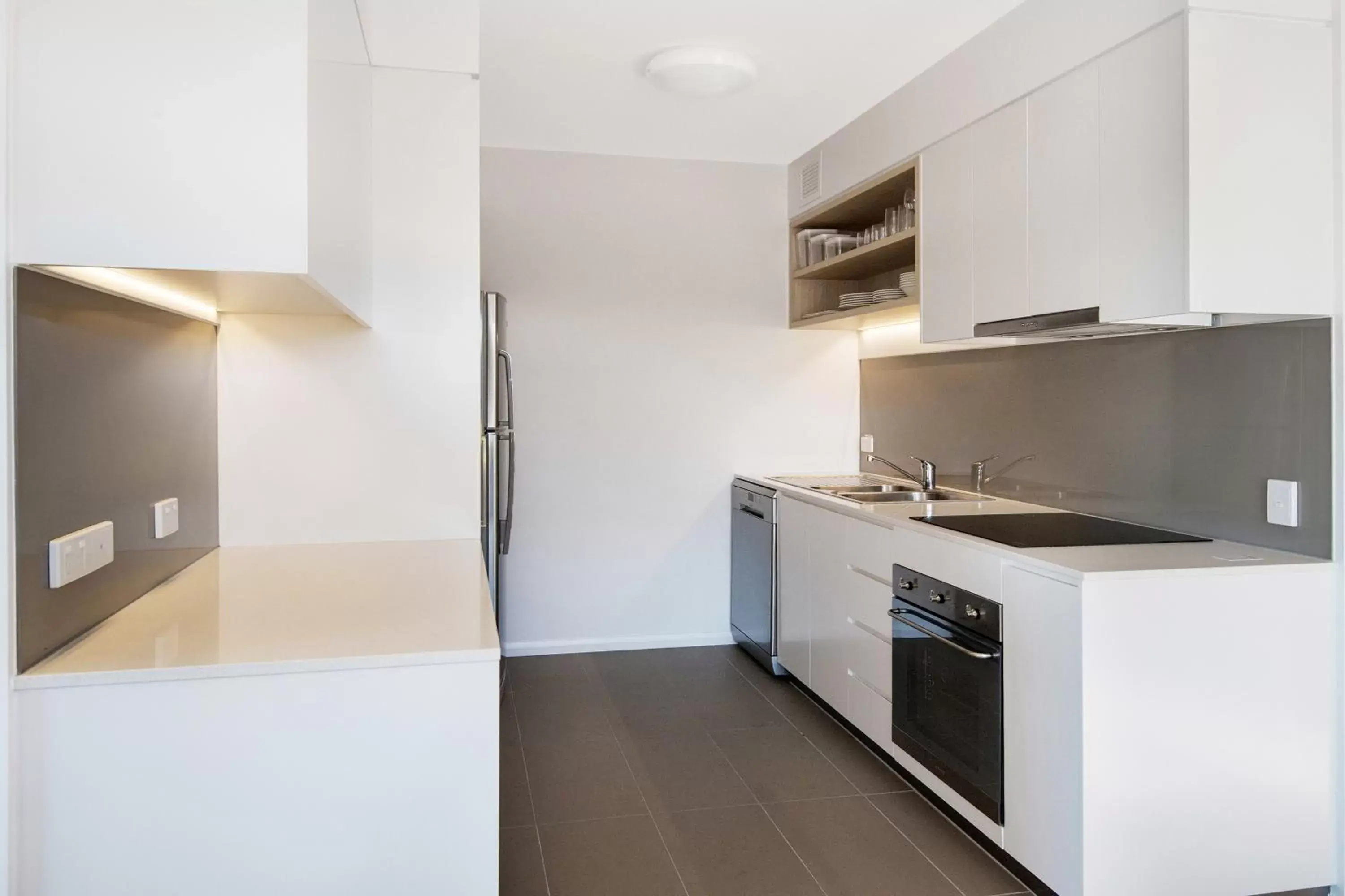 Kitchen or kitchenette, Kitchen/Kitchenette in Allure Hotel & Apartments