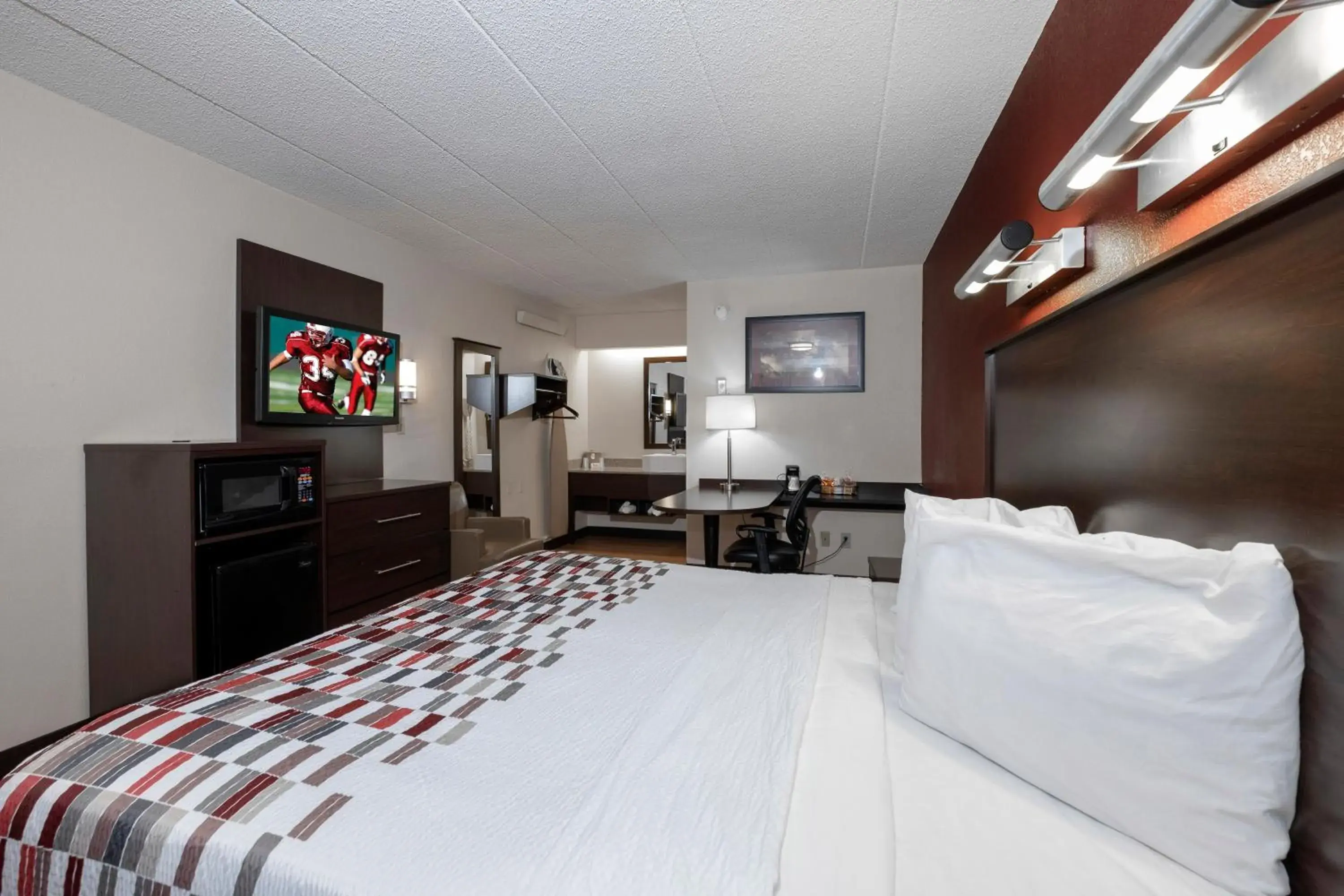 Photo of the whole room, Bed in Red Roof Inn Washington DC-Lanham Photo of the whole room, Bed in Red Roof Inn Washington DC-Lanham