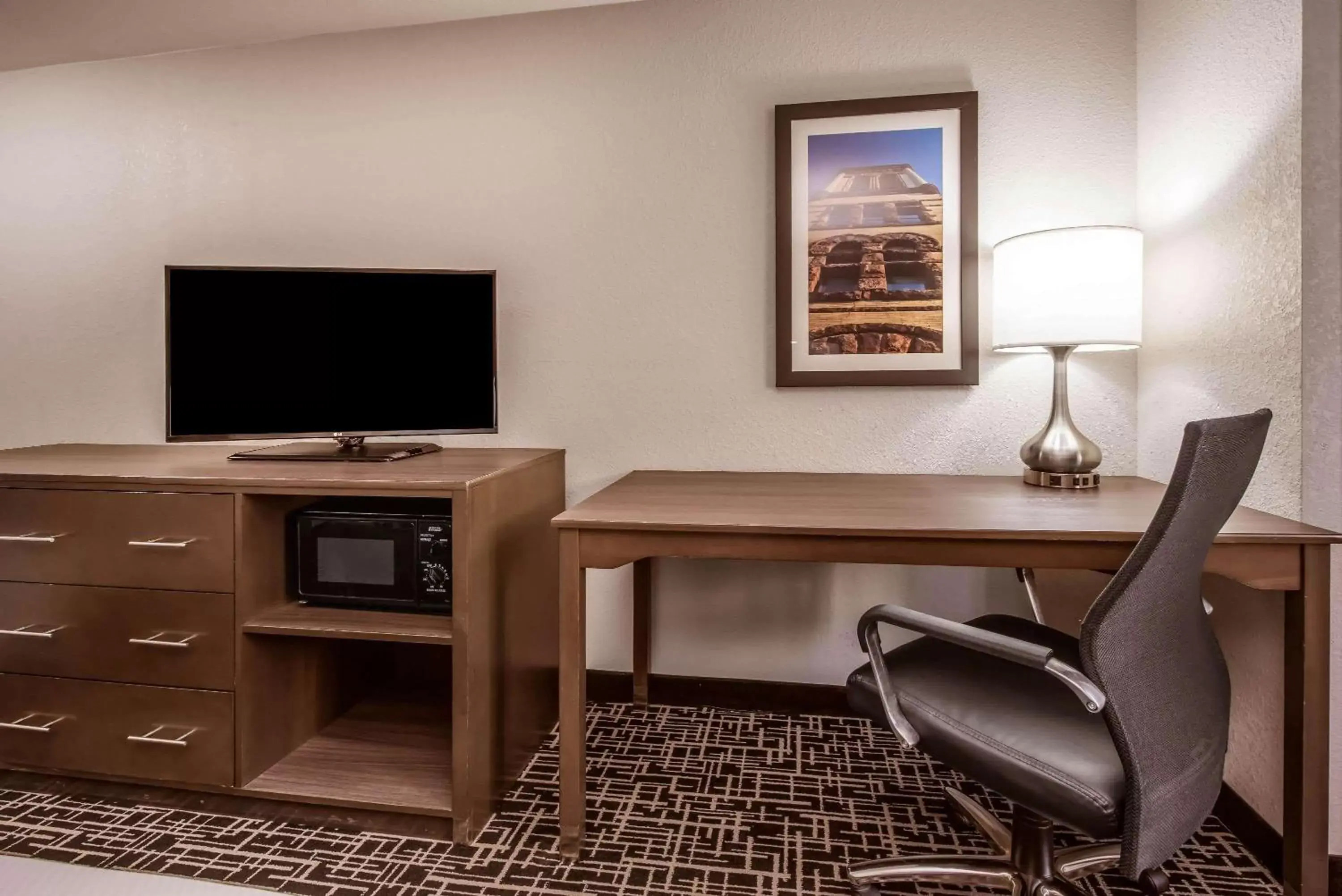 Photo of the whole room, TV/Entertainment Center in La Quinta by Wyndham Fairborn Wright-Patterson