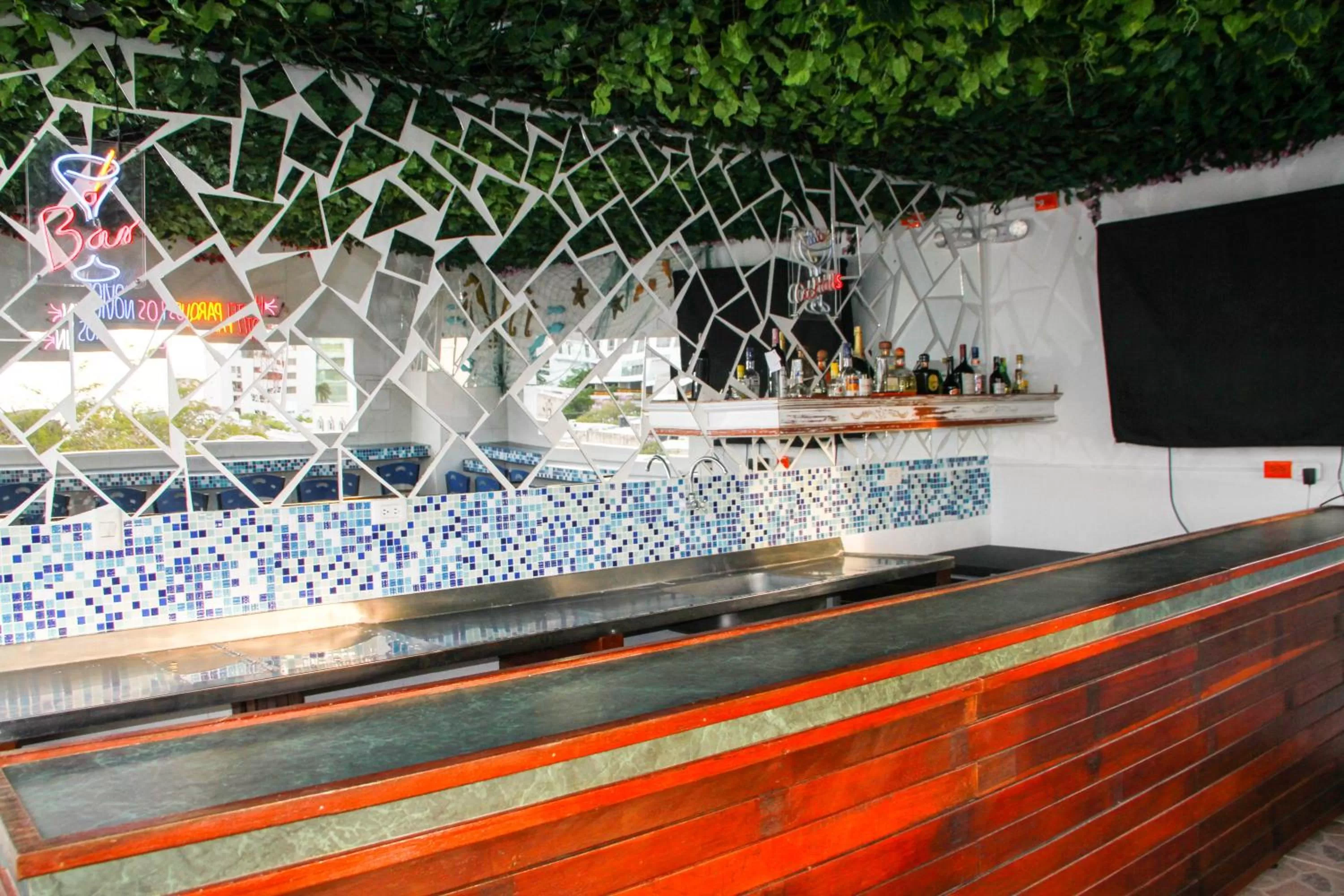 Communal lounge/ TV room in Hotel Parque de los Novios Inn