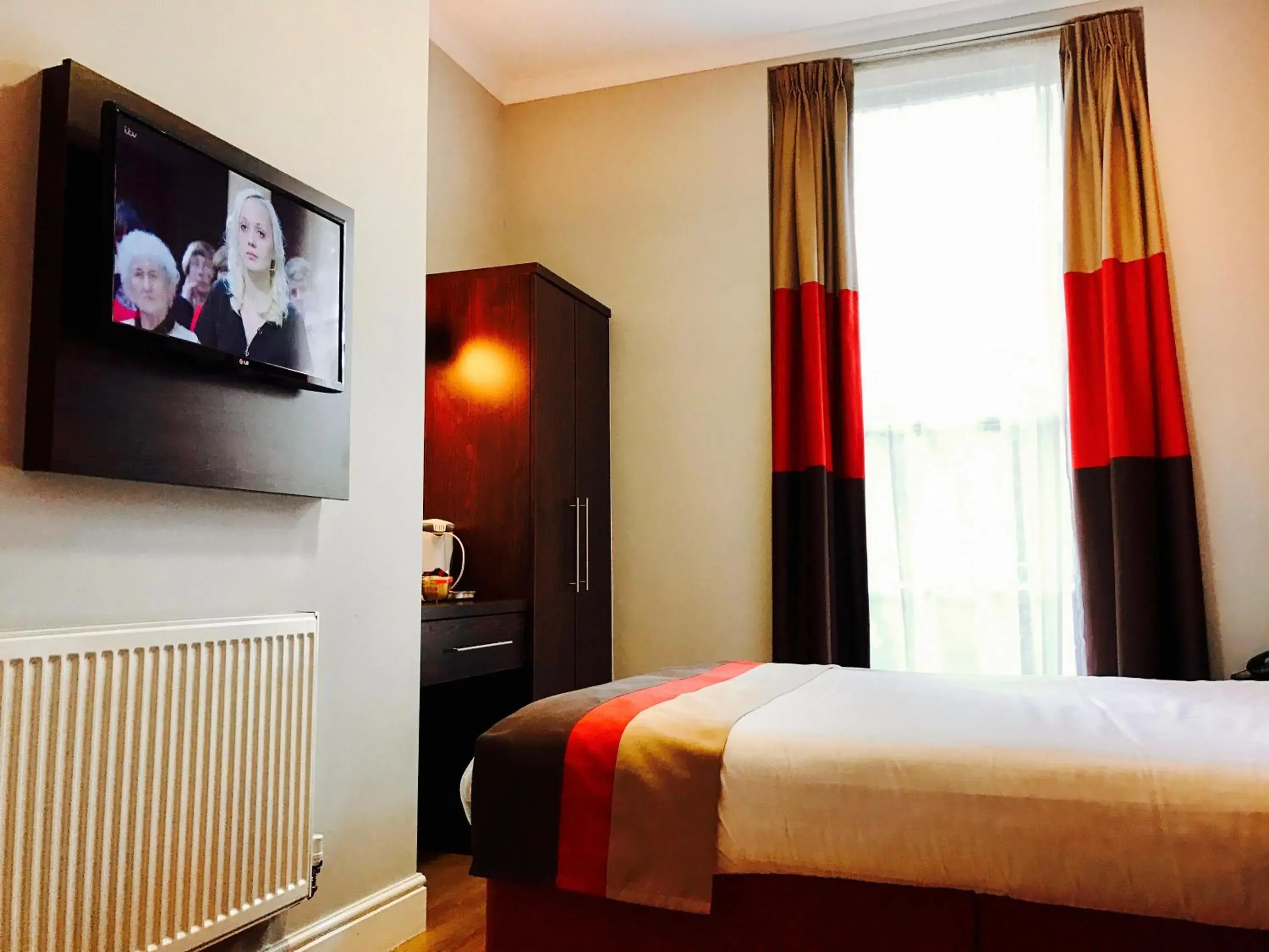 Bedroom, Room Photo in Royal Cambridge Hotel