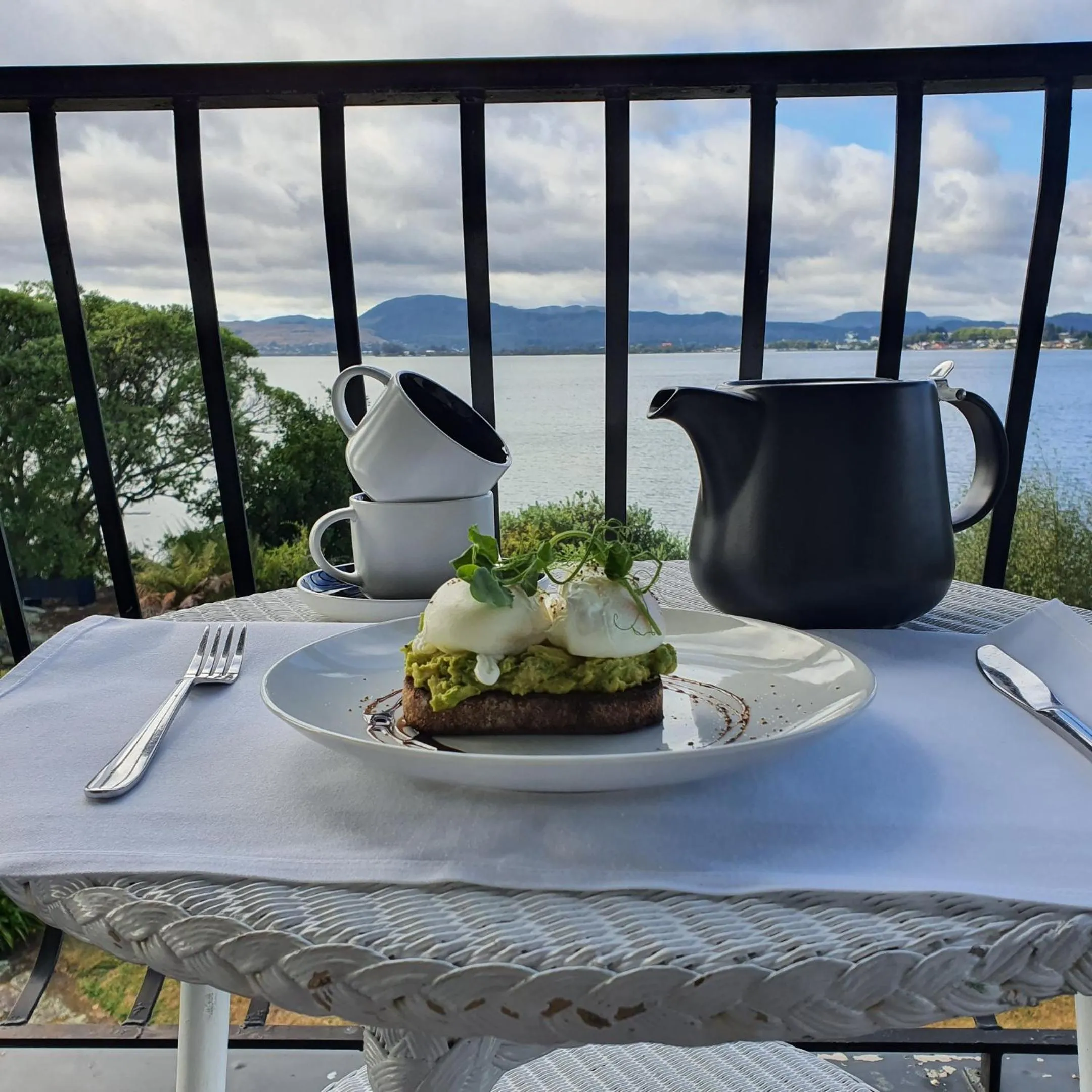 Restaurant/places to eat in Black Swan Lakeside Boutique Hotel