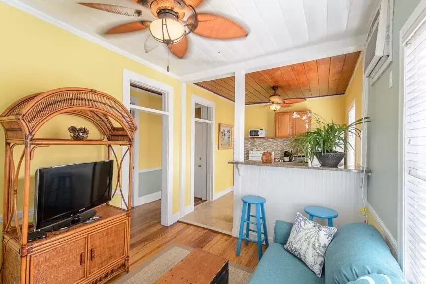 Living room, TV/Entertainment Center in Old Colorado Inn