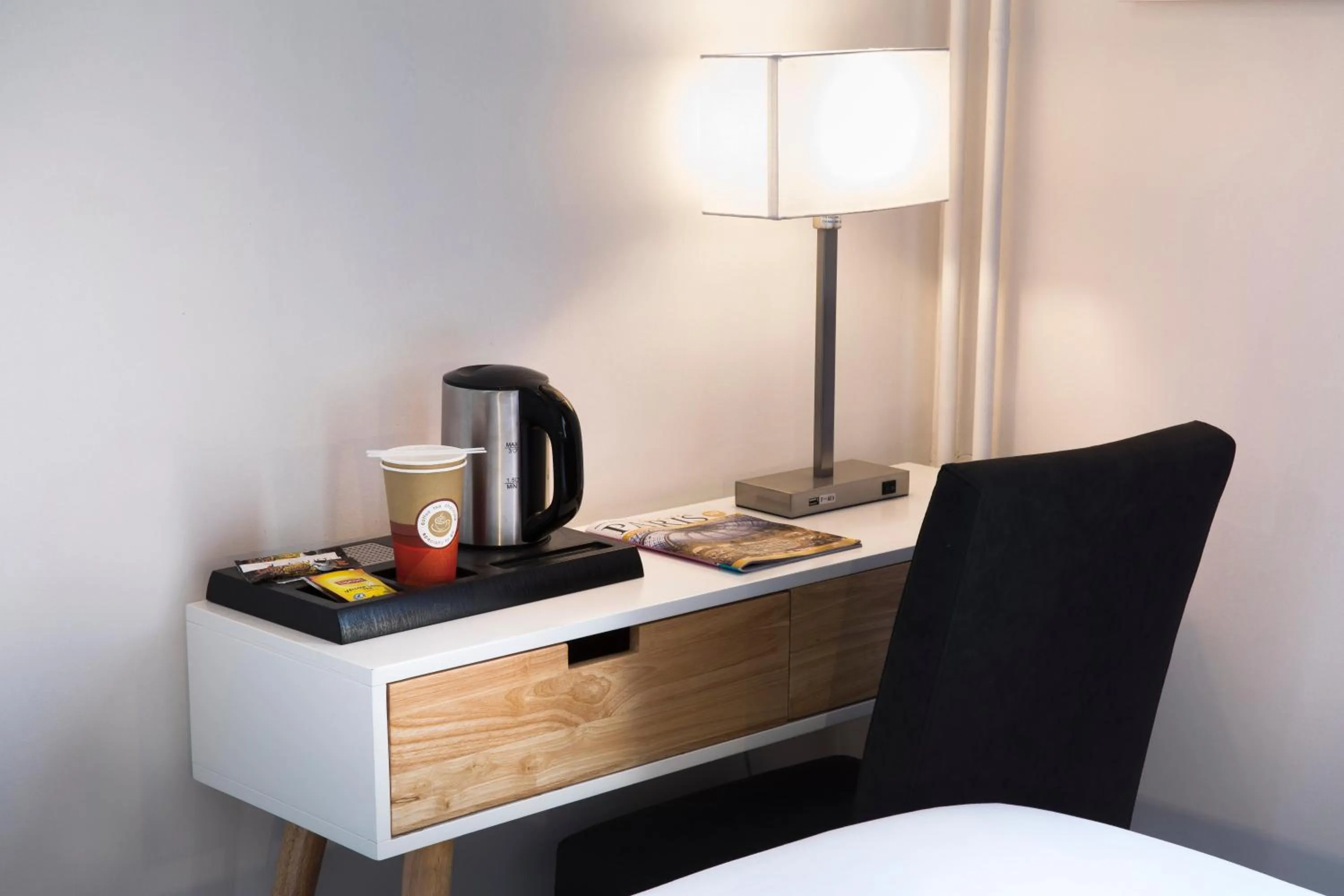 Coffee/tea facilities, Bed in Hôtel Soft