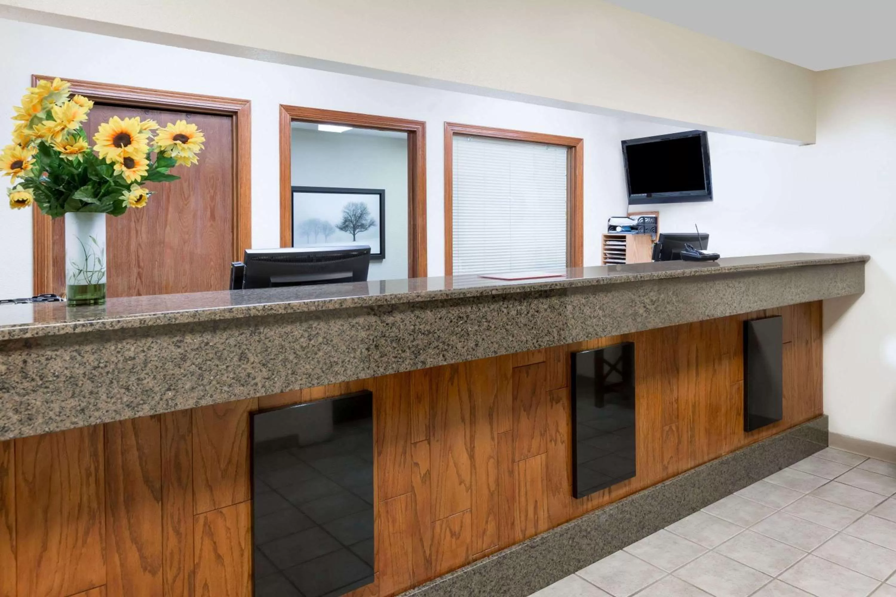 Lobby or reception in Days Inn & Suites by Wyndham Des Moines Airport