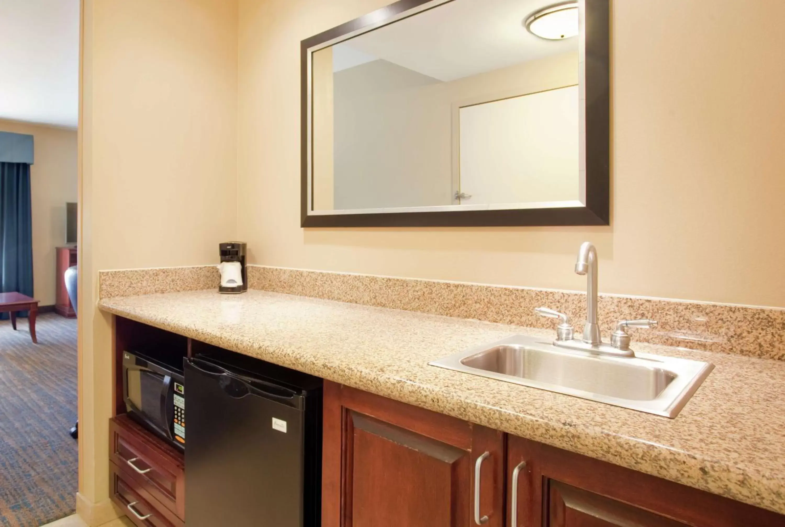 Kitchen or kitchenette, Bathroom in Hampton Inn & Suites Omaha Southwest-La Vista