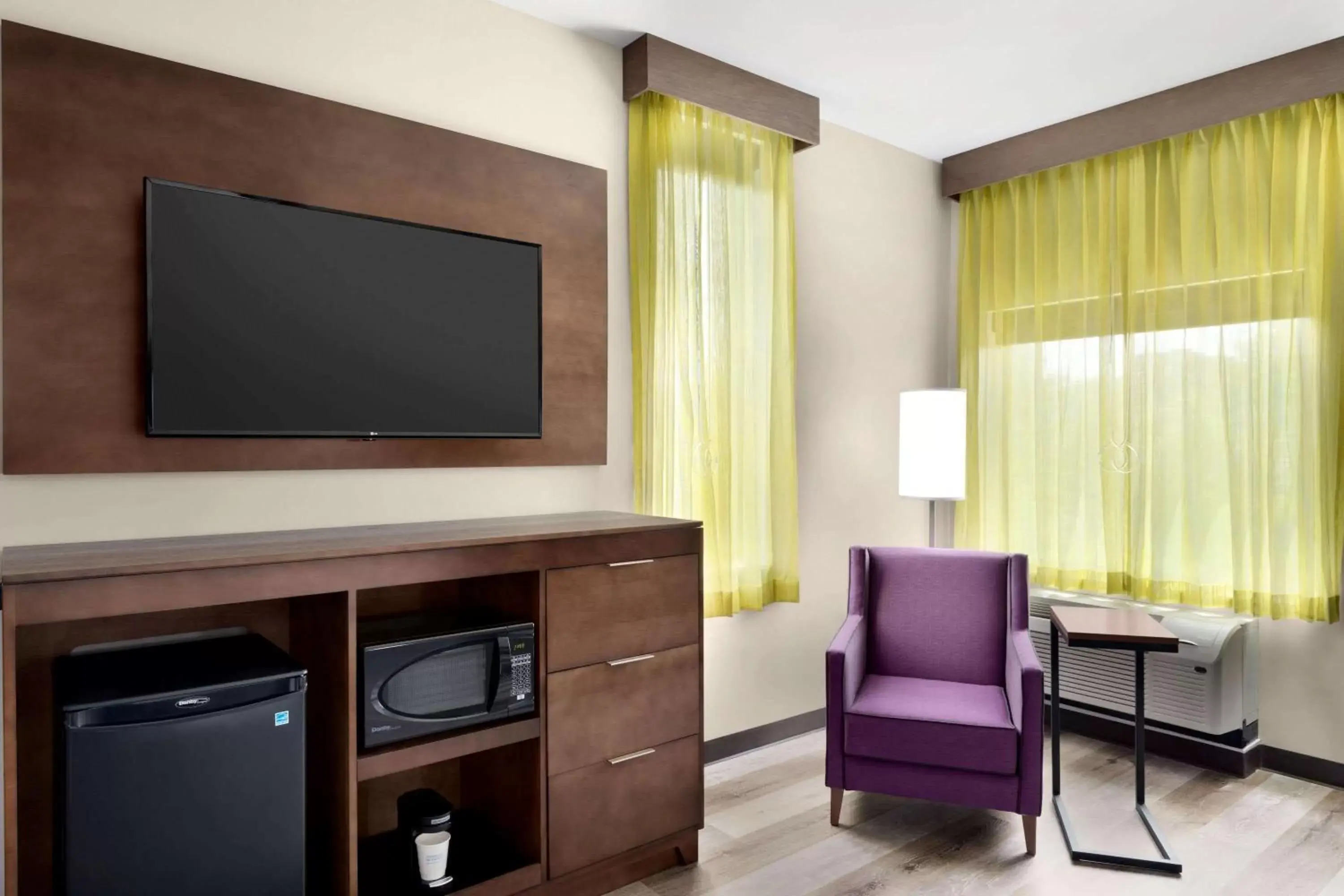 Photo of the whole room, TV/Entertainment Center in La Quinta Inn & Suites by Wyndham Braselton