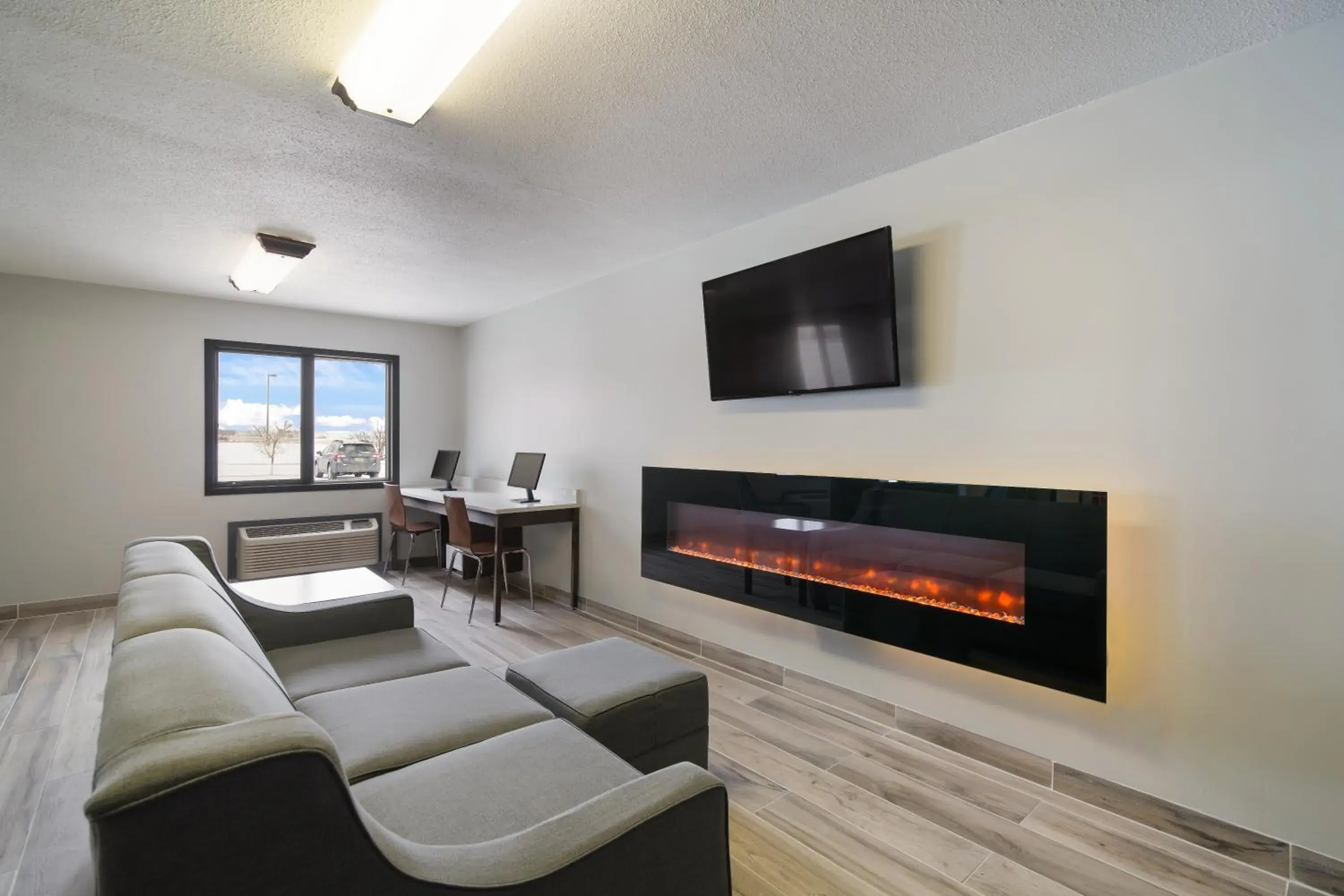 Seating area, TV/Entertainment Center in Econo Lodge Williston