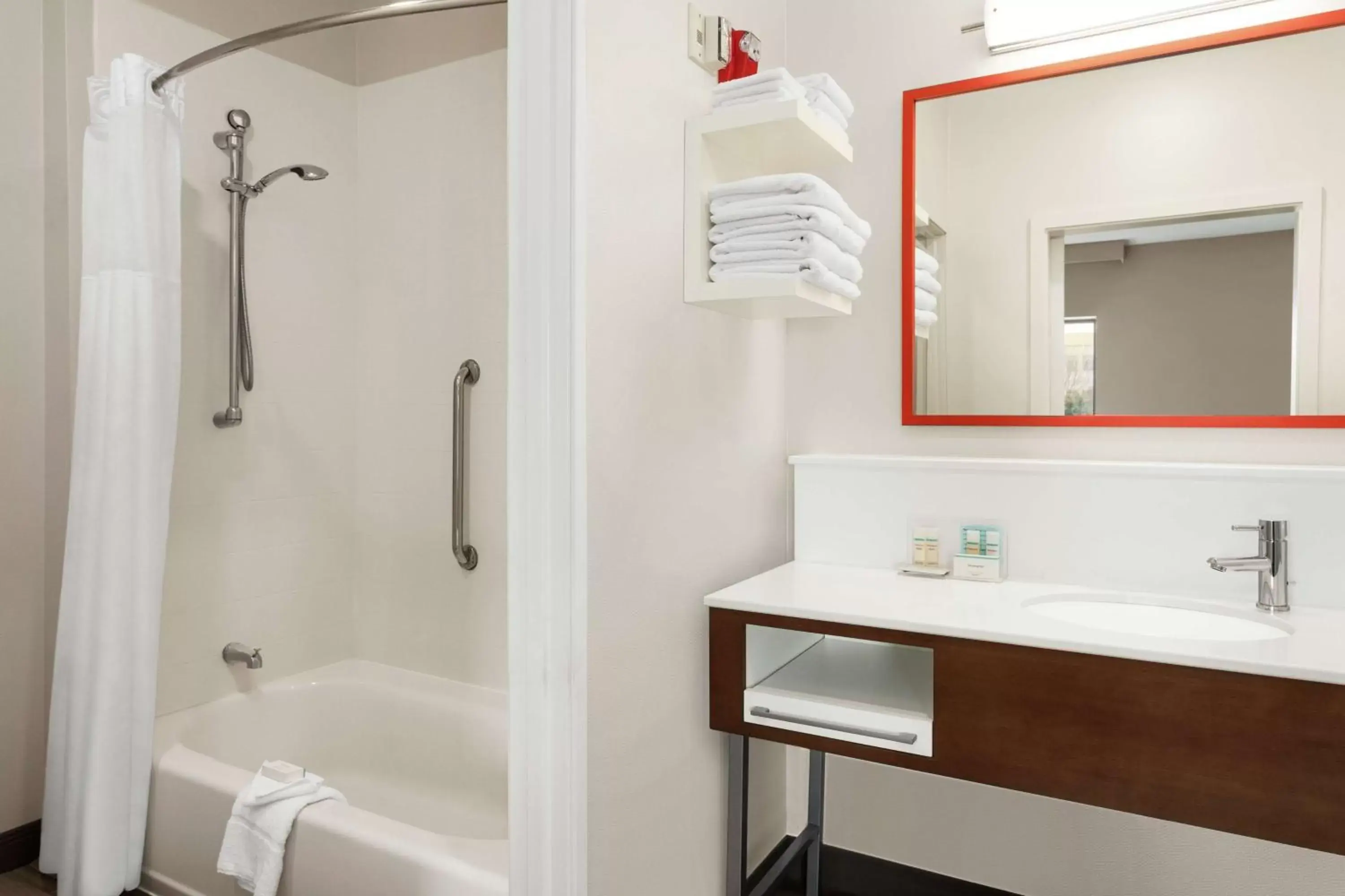 Bathroom in Hampton Inn & Suites Overland Park South