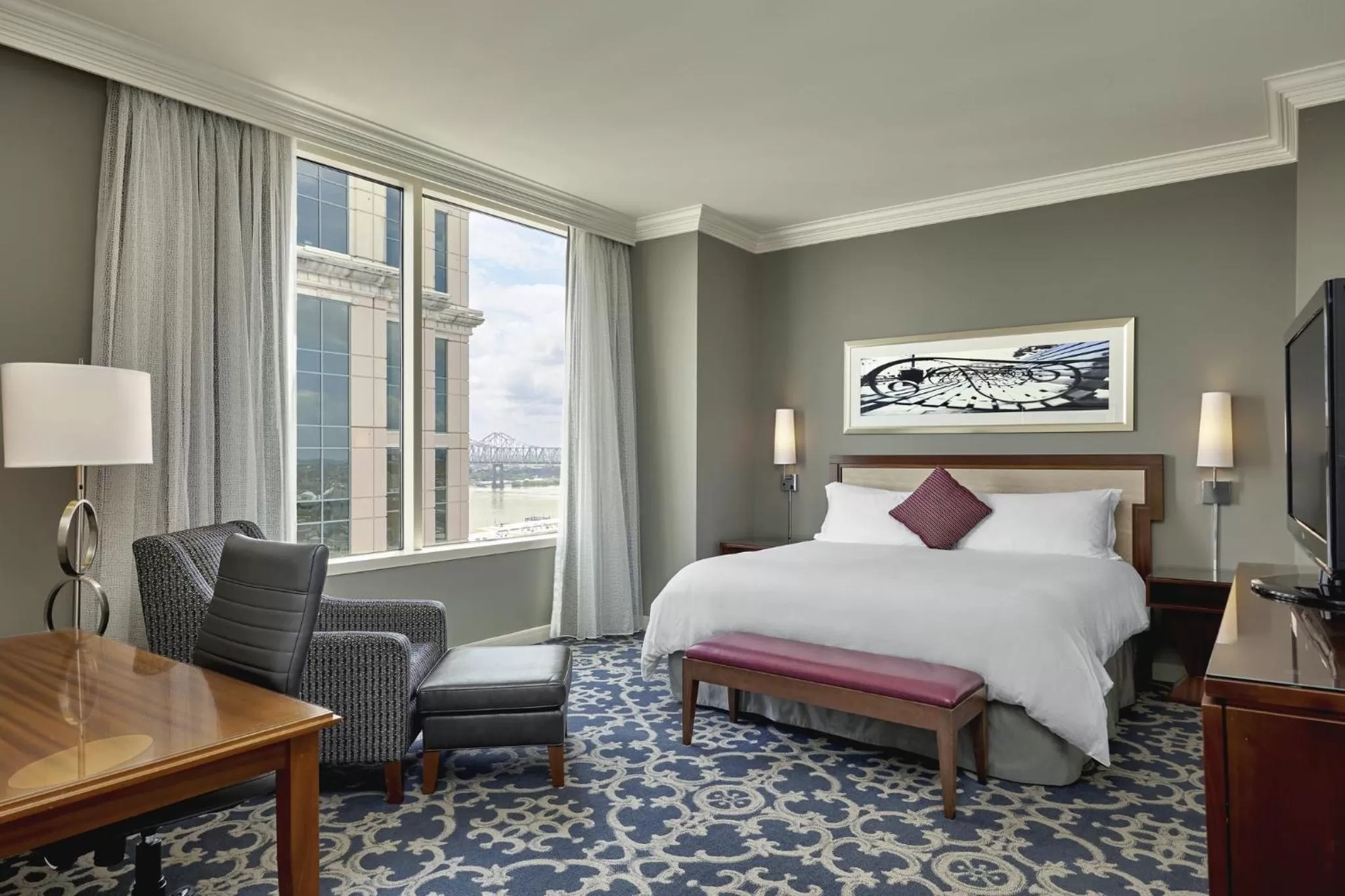 Photo of the whole room, Bed in Loews New Orleans Hotel