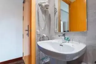 Bathroom in Hotel Lyon