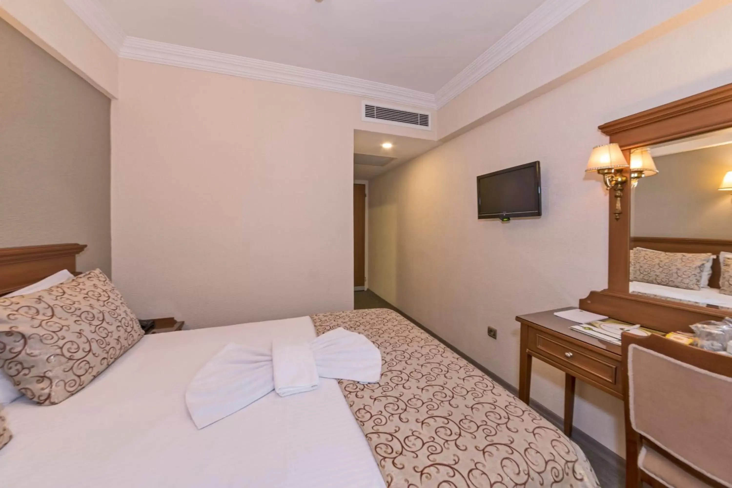 Communal lounge/ TV room, Bed in Laleli Gonen Hotel