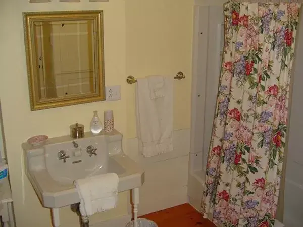 Bathroom in Stephen Clay Homestead Bed and Breakfast