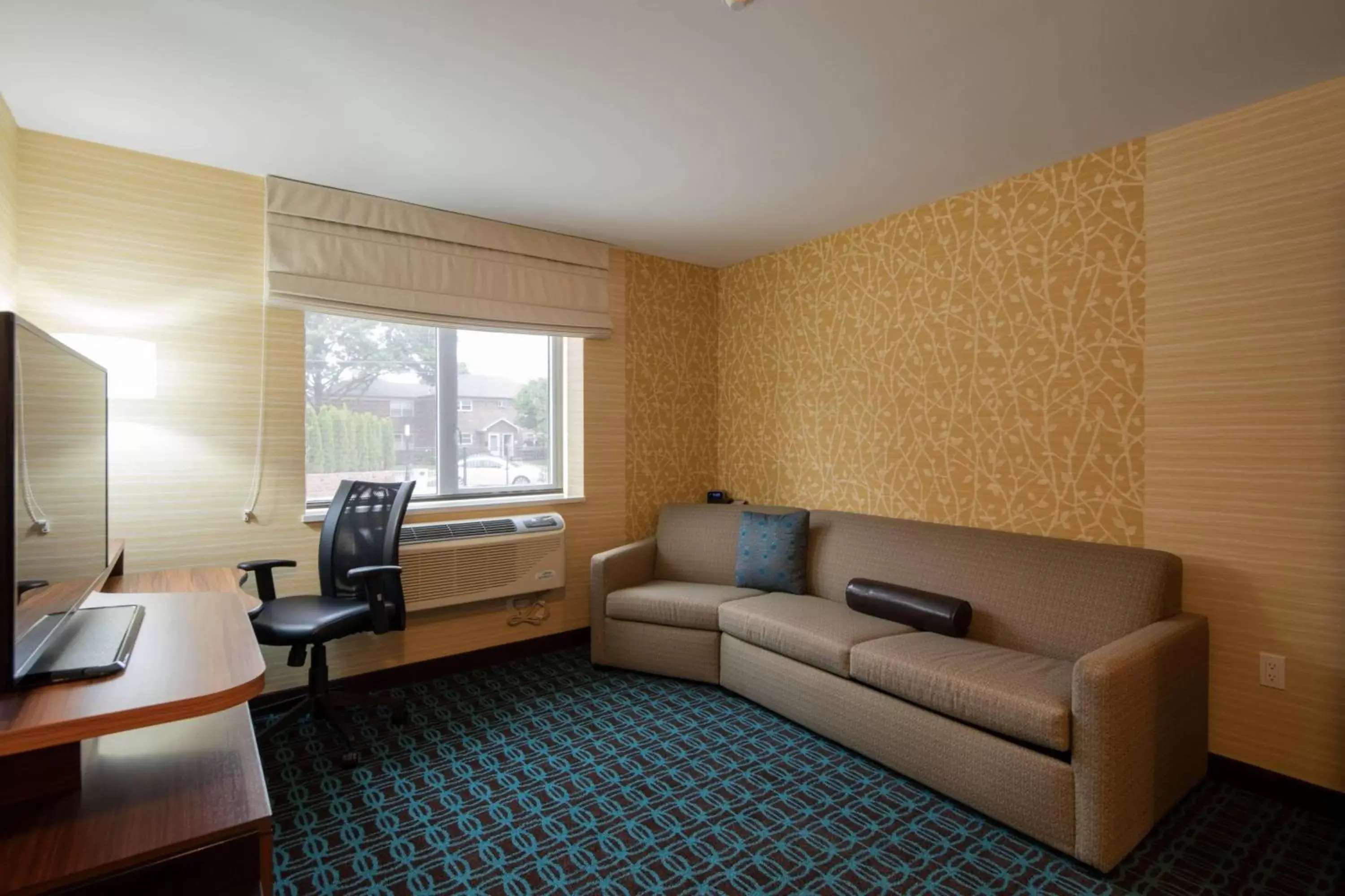 Bedroom, Seating Area in Fairfield Inn & Suites by Marriott New York Queens/Fresh Meadows