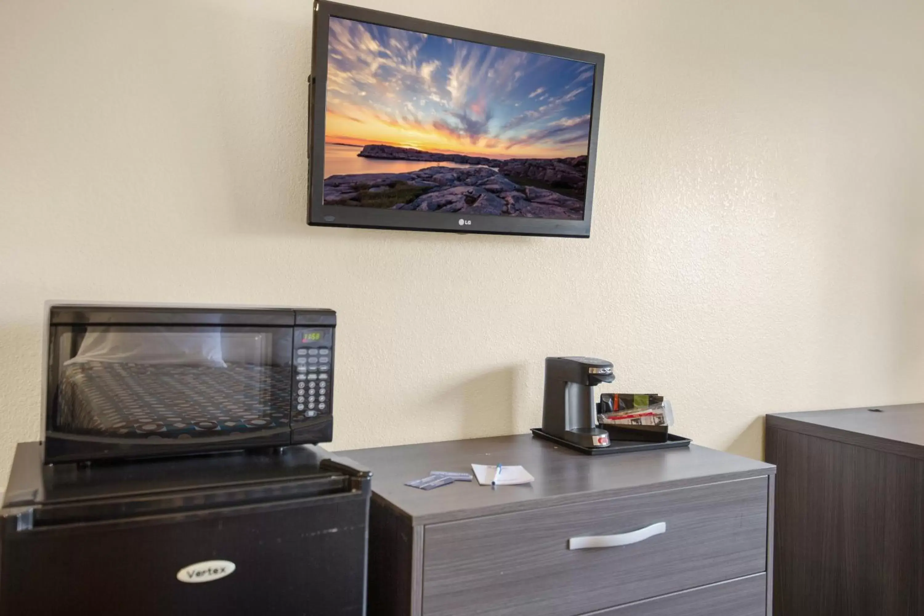 Area and facilities, TV/Entertainment Center in SureStay Hotel by Best Western Fontana