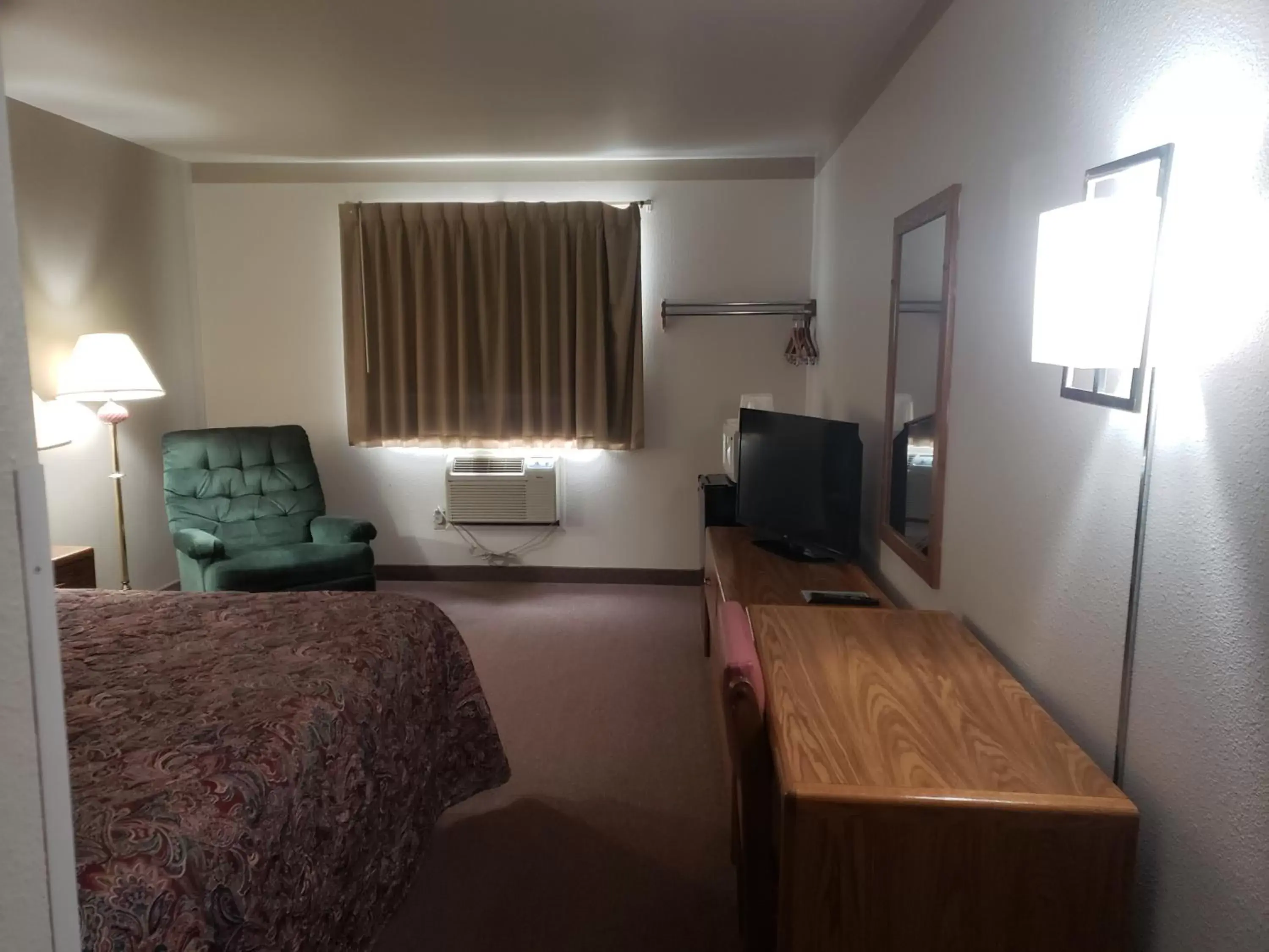 TV and multimedia, TV/Entertainment Center in STAY INN Burlington