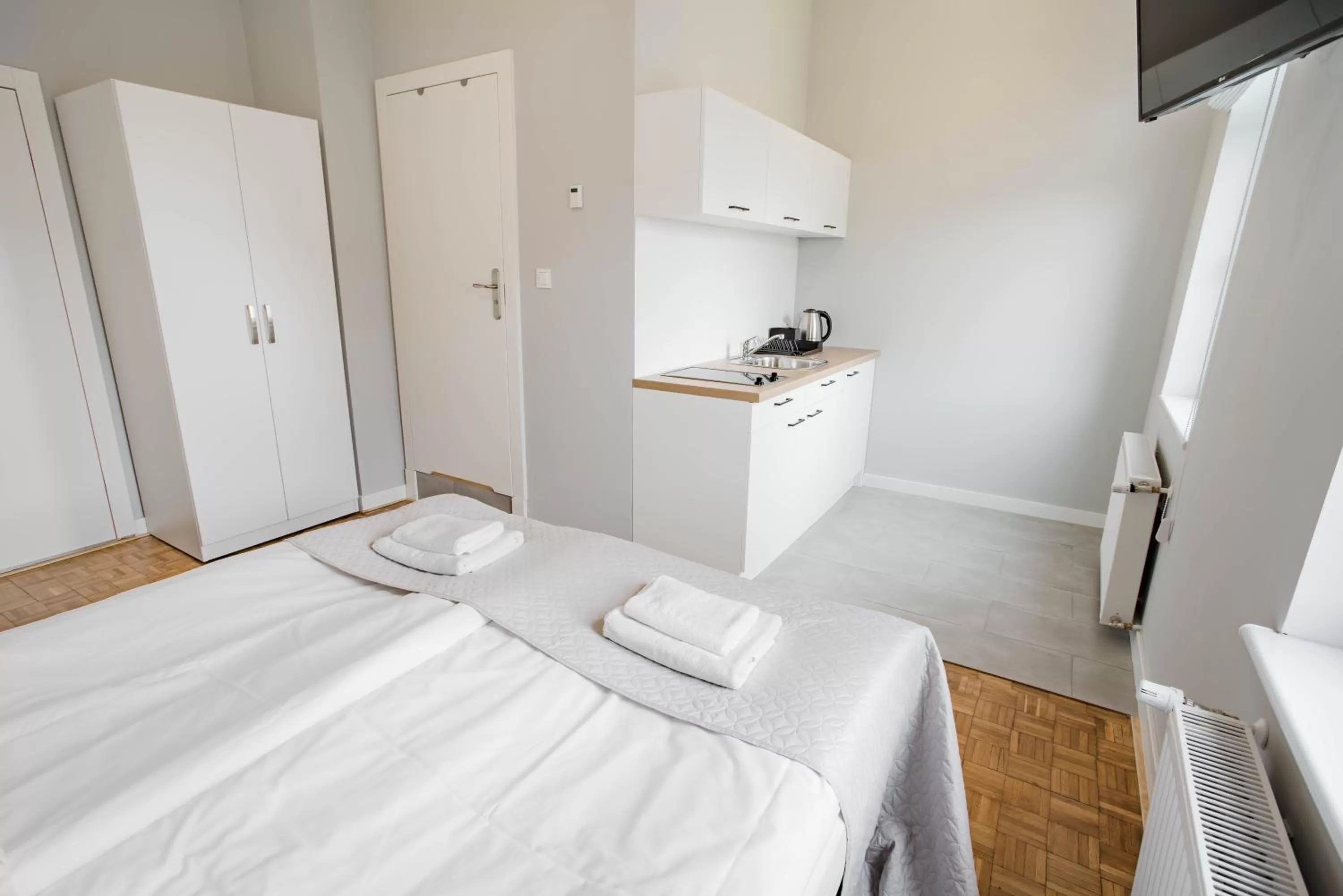 Kitchen or kitchenette, Bed in Apartamenty Velvet