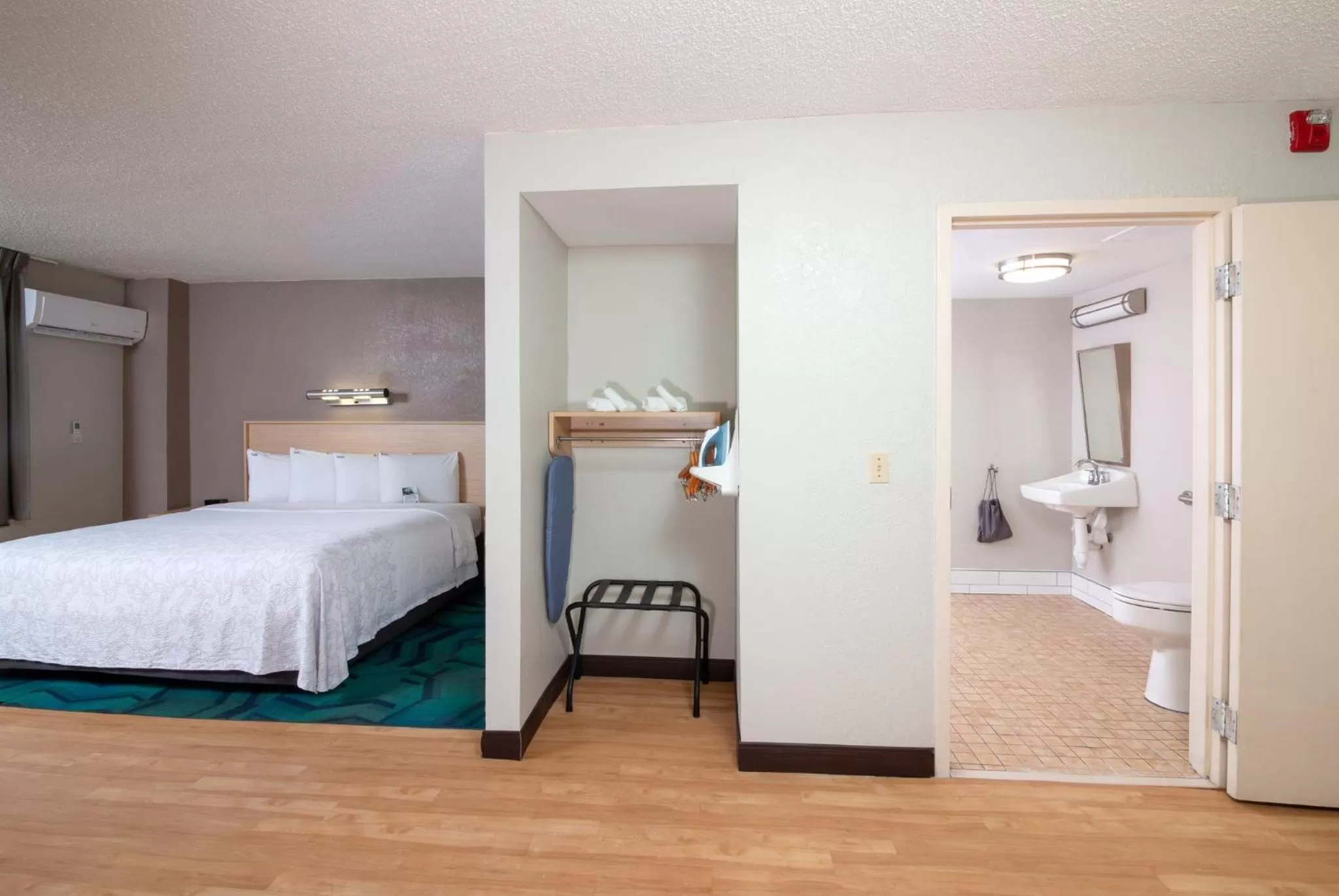 Photo of the whole room, Bed in Red Roof PLUS Miami Airport