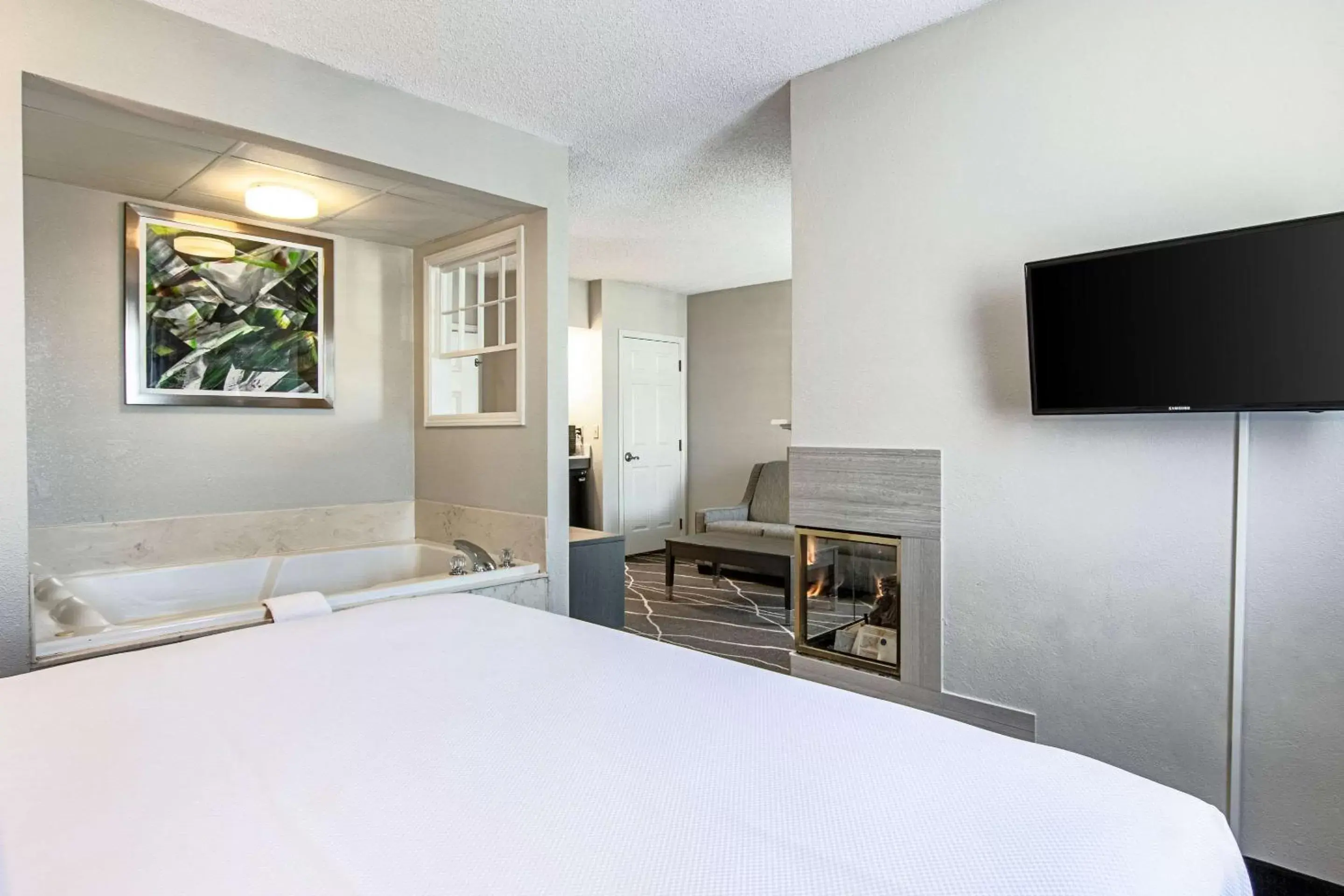 Photo of the whole room, Bed in Clarion Inn Willow River