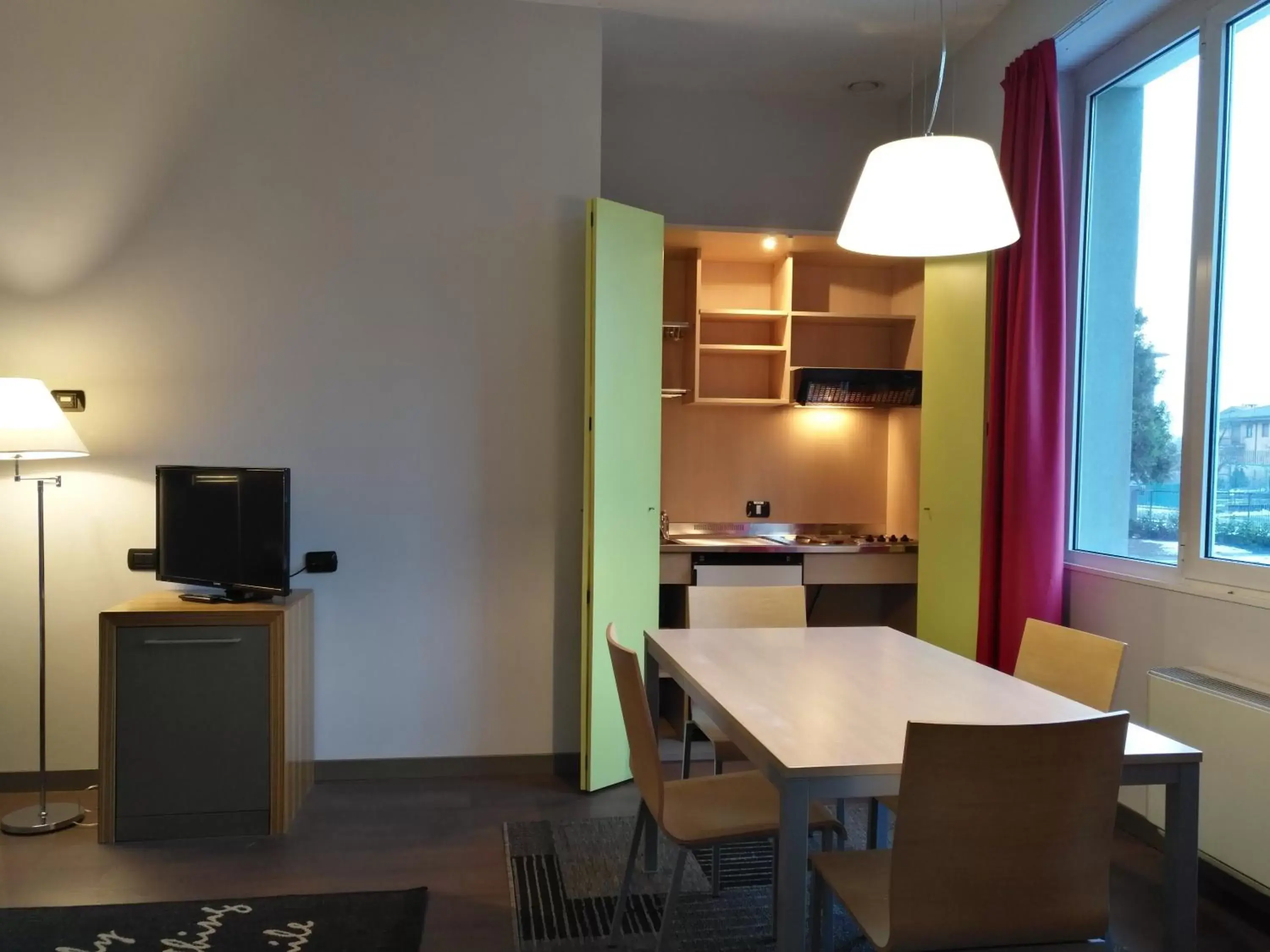 Kitchen or kitchenette, Dining Area in Bis Hotel Varese