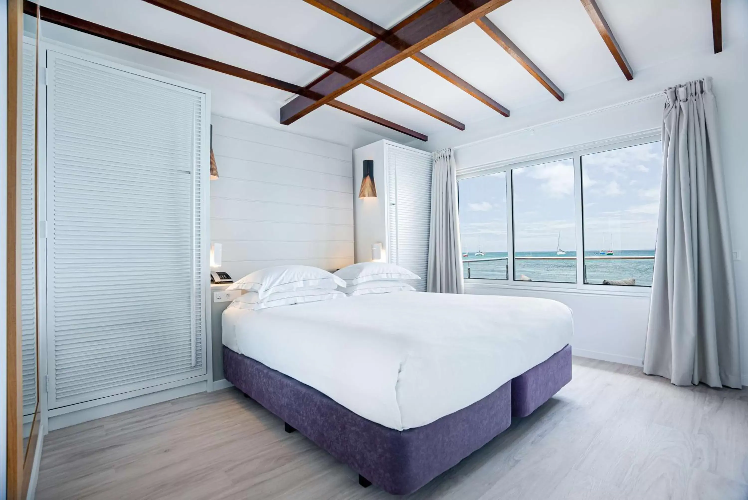 Bed in DoubleTree by Hilton Noumea Ilot Maitre Resort