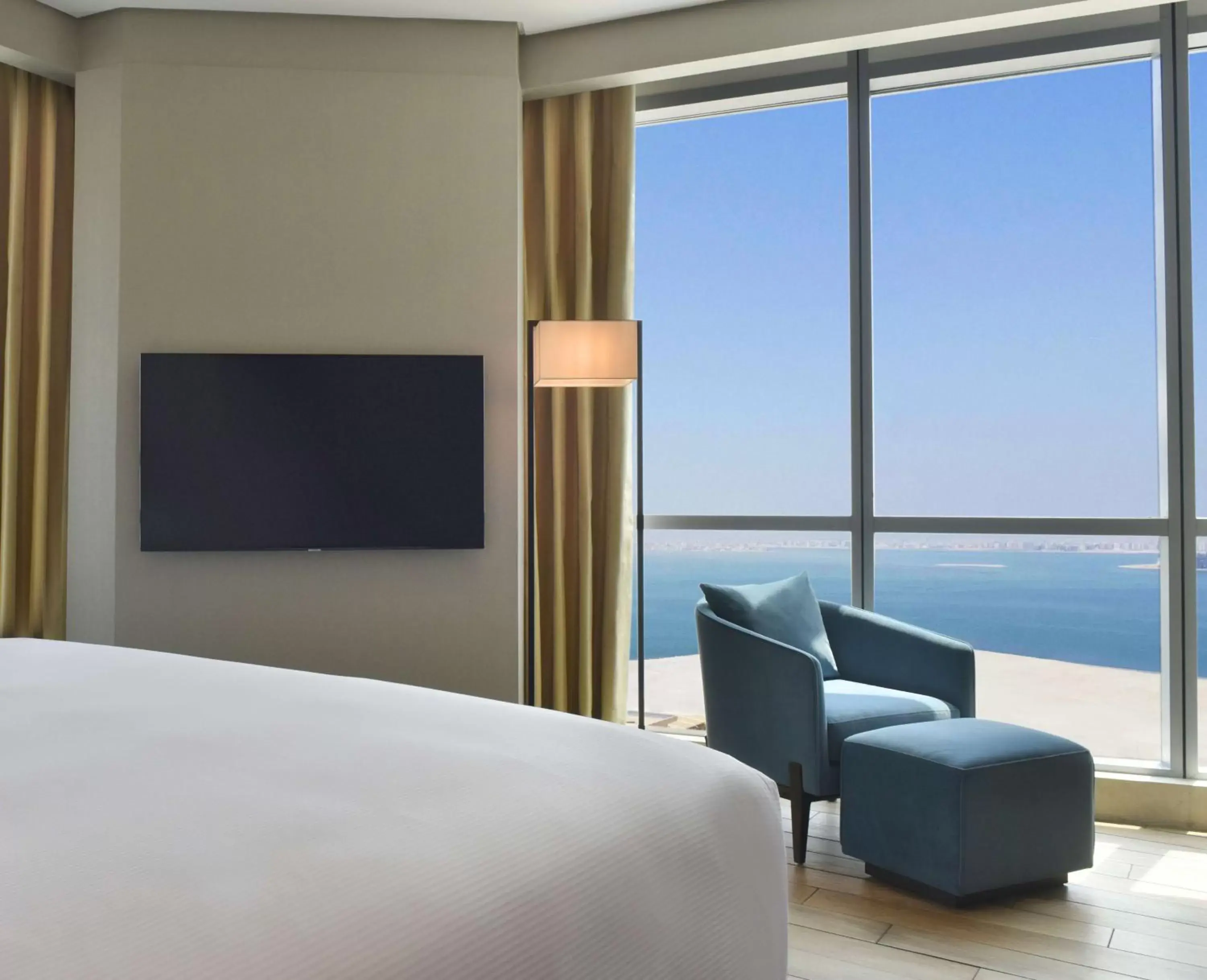 Bedroom, TV/Entertainment Center in Hilton Bahrain