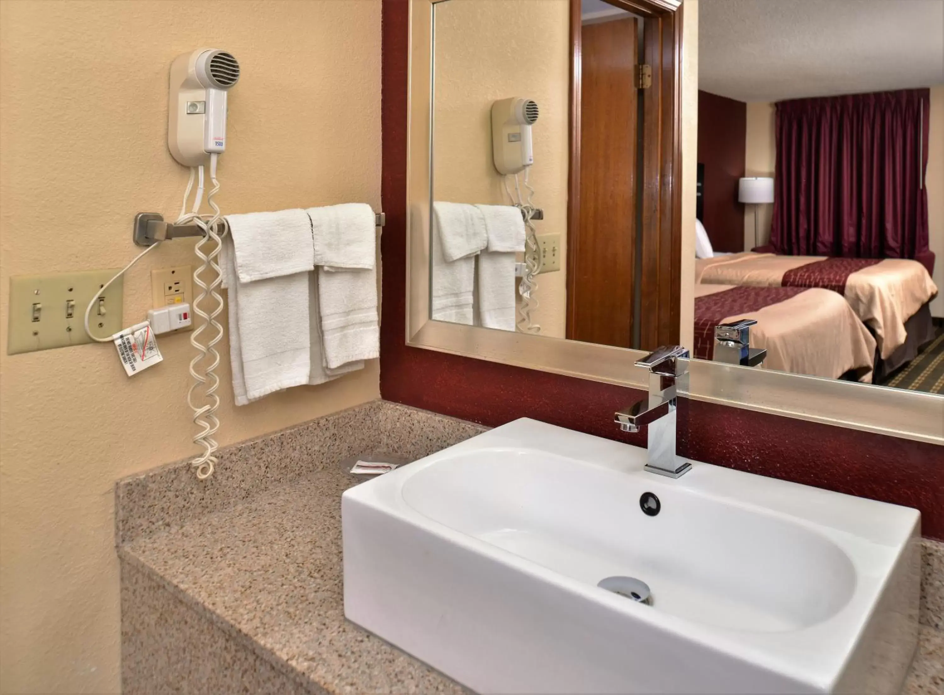 Bathroom in Red Roof Inn Cartersville-Emerson-LakePoint North