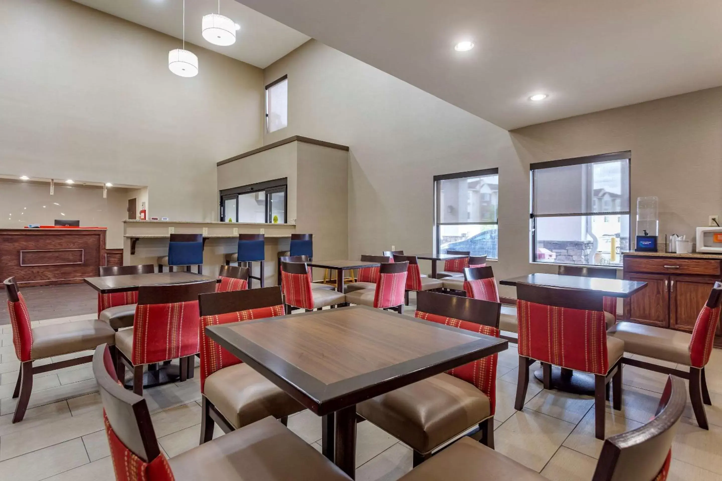 Restaurant/Places to Eat in Comfort Suites Cordova