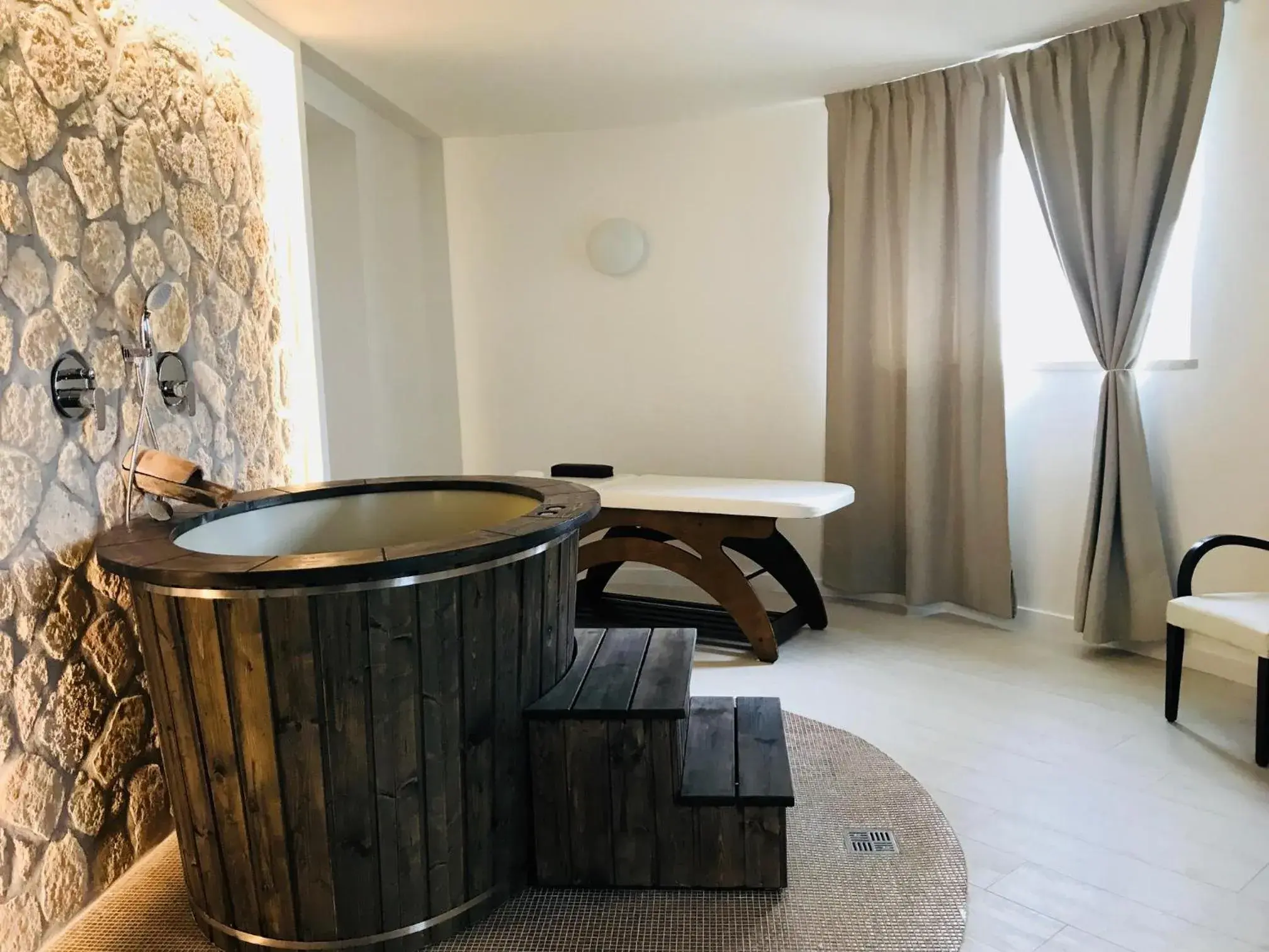 Hot Tub in Hotel Terme Marine Leopoldo Ii