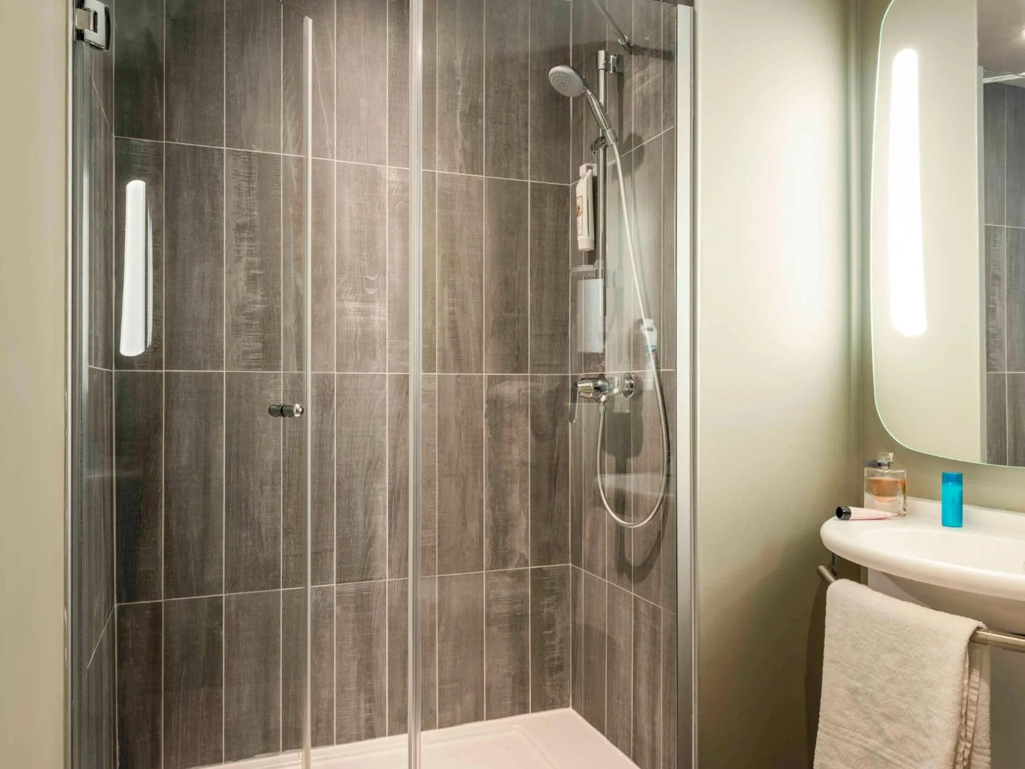 Bathroom in ibis Paris Avenue de la Republique