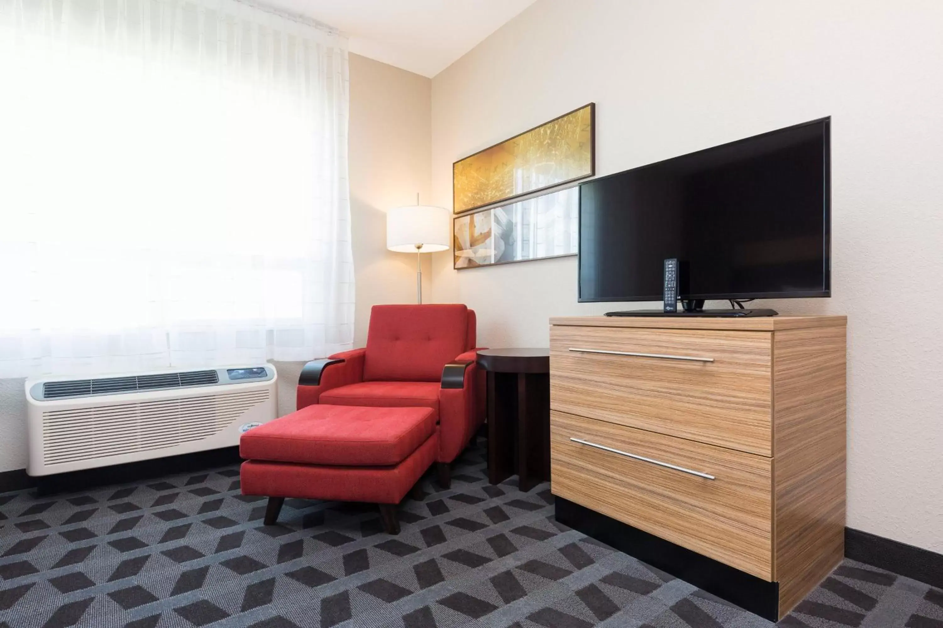 Photo of the whole room, TV/Entertainment Center in TownePlace Suites by Marriott Edmonton South