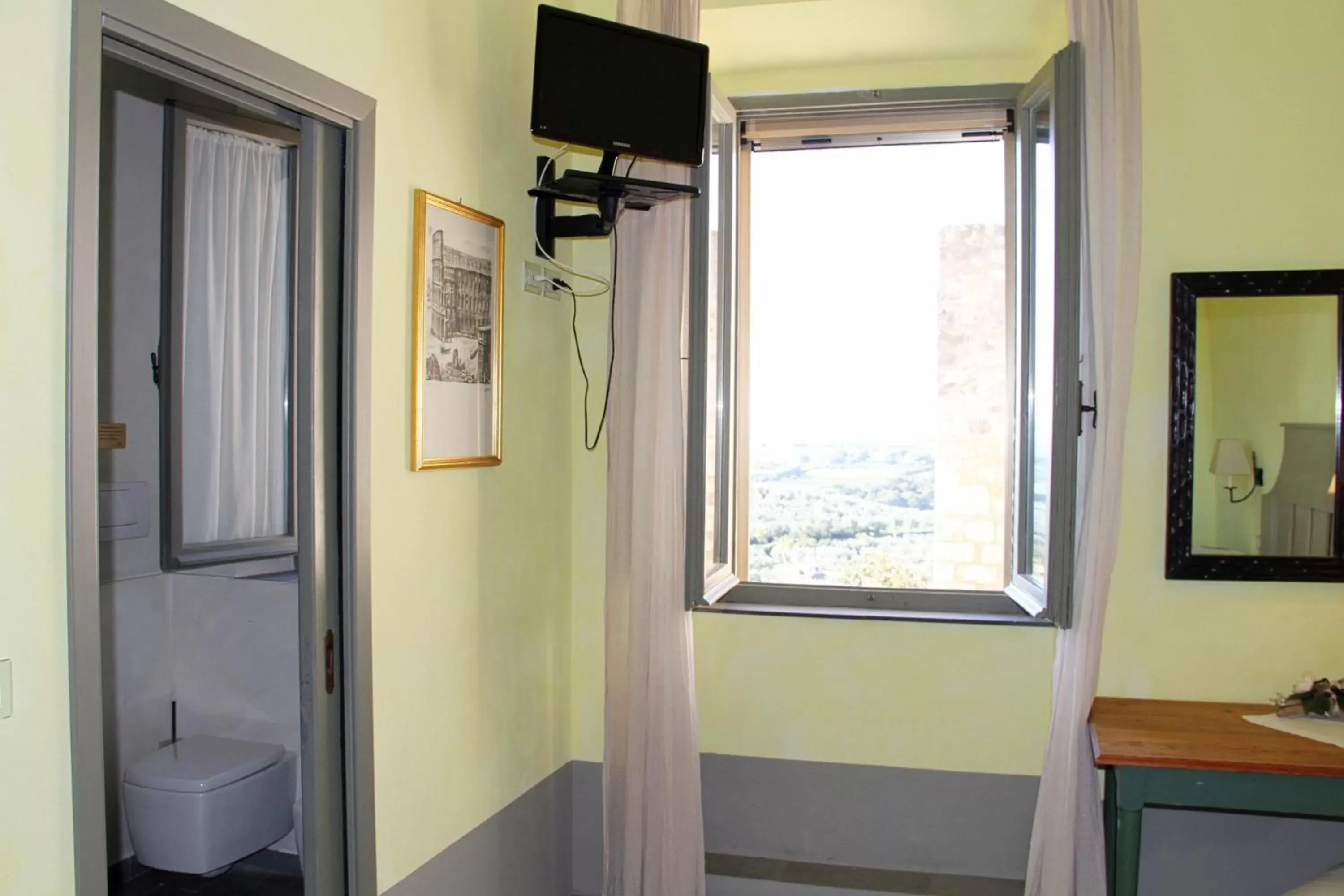 Bedroom, TV/Entertainment Center in Locanda Delle Mura Anna De Croy