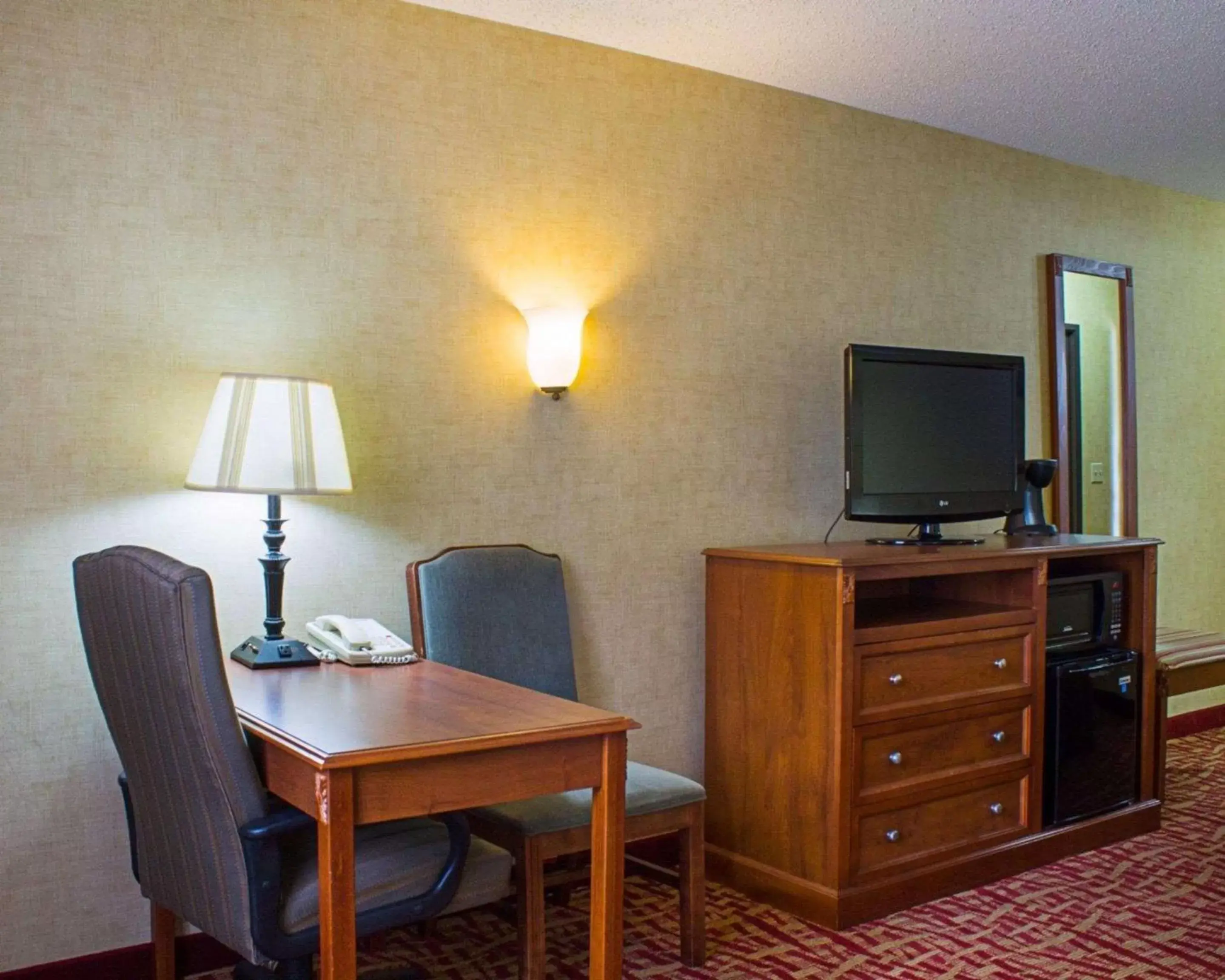 Photo of the whole room, TV/Entertainment Center in Rodeway Inn Columbia Mall Loop