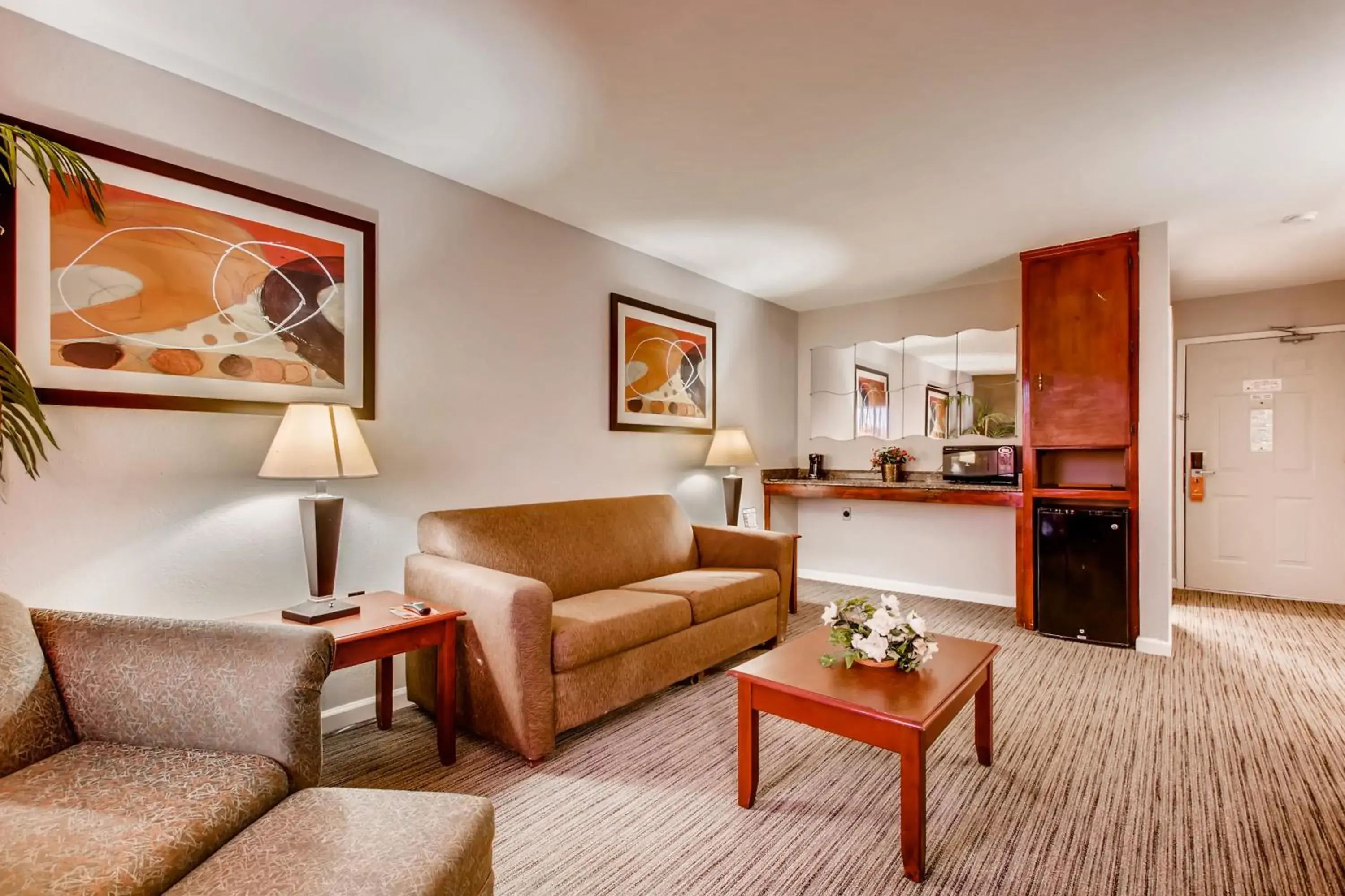 Living room, Seating Area in Orangewood Inn and Suites Midtown