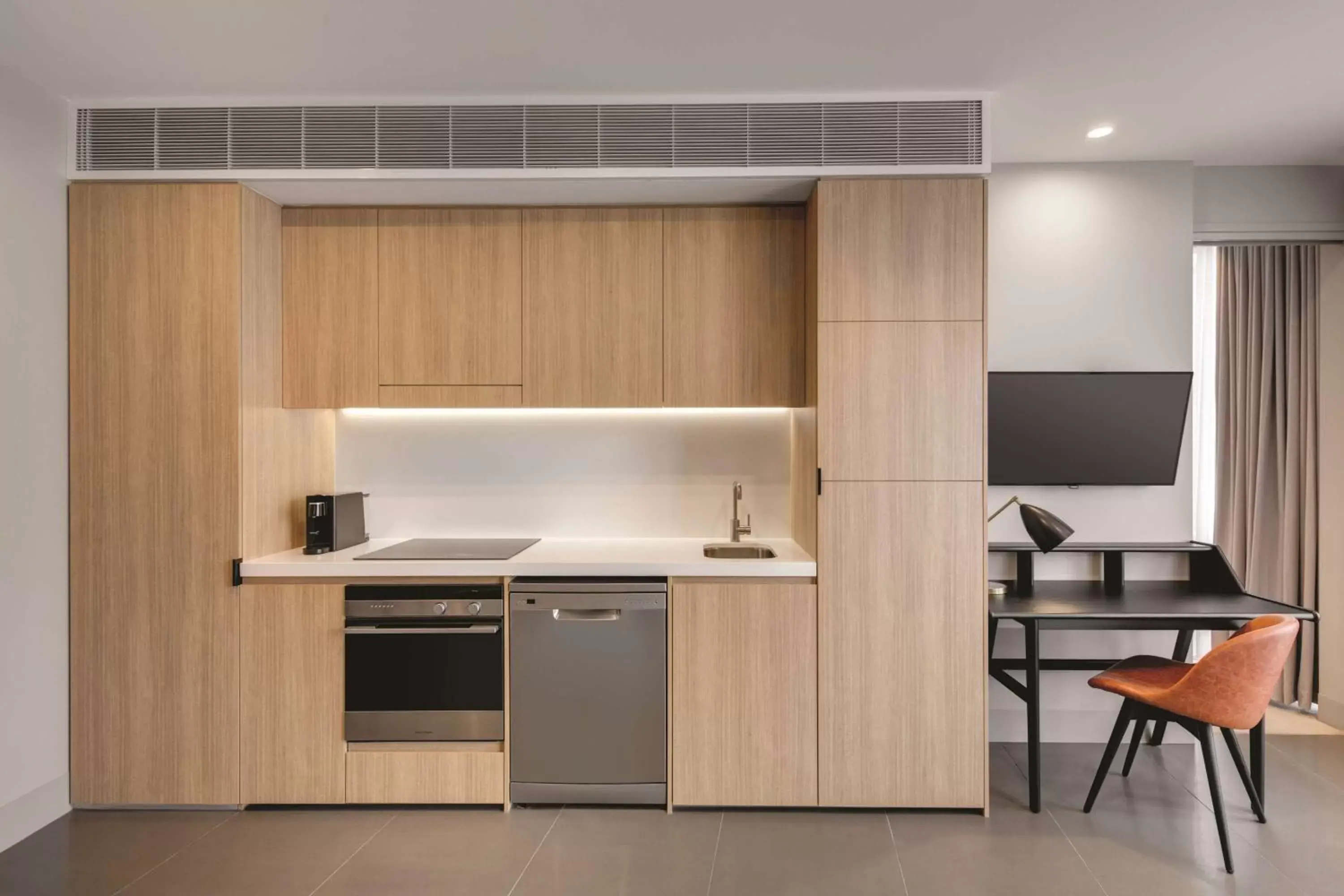 Kitchen or kitchenette, Kitchen/Kitchenette in Vibe Hotel Canberra